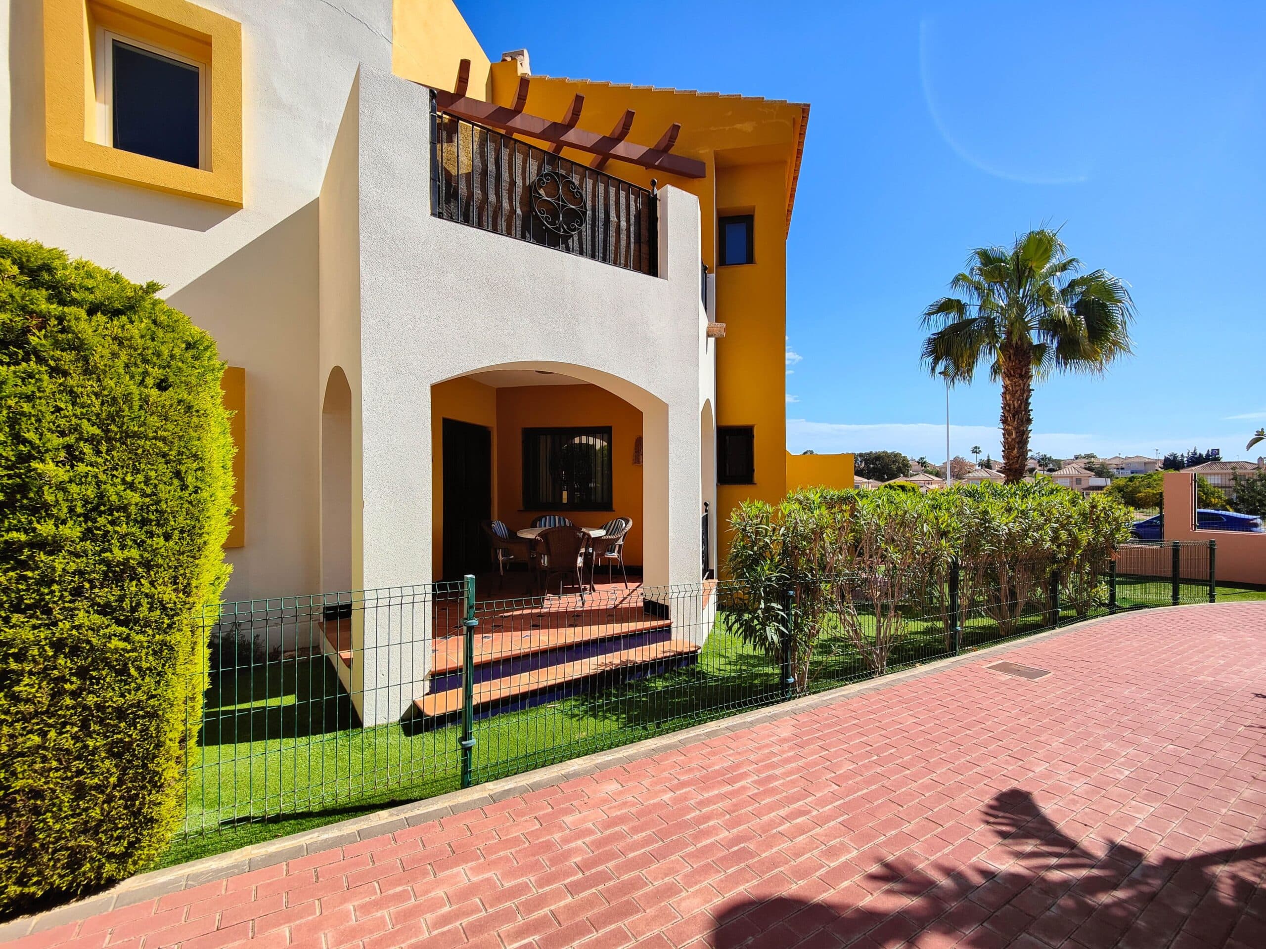 ¡Oportunidad única en Residencial Punta Marina II, situado en Punta Prima, Torrevieja!Este precioso bungalow en planta baja, orientado al sureste, ofrece 72 m² de vivienda completamente reformada con un diseño moderno y funcional. Con 2 dormitorios, 2 baños (uno de ellos en suite), un amplio salón-comedor con cocina americana, un patio interior y trastero, este hogar ha sido pensado para maximizar el confort y el estilo.Disfruta de tu terraza cubierta y de un jardín con césped artificial, el lugar perfecto para relajarte al aire libre. Además, podrás aprovechar las comodidades del residencial, que incluyen una piscina comunitaria y plazas de parking dentro del recinto cerrado, garantizando seguridad y tranquilidad.Ubicado a pocos pasos de supermercados, bares, restaurantes y del mar, este bungalow te ofrece la comodidad de vivir en una zona excelente, con todos los servicios a tu alcance.Totalmente amueblado y listo para entrar a vivir, ¡este hogar es la opción ideal para quienes buscan calidad de vida y una ubicación envidiable!¡No dejes escapar esta oportunidad de vivir en un entorno moderno, seguro y a un paso de todo lo que necesitas!