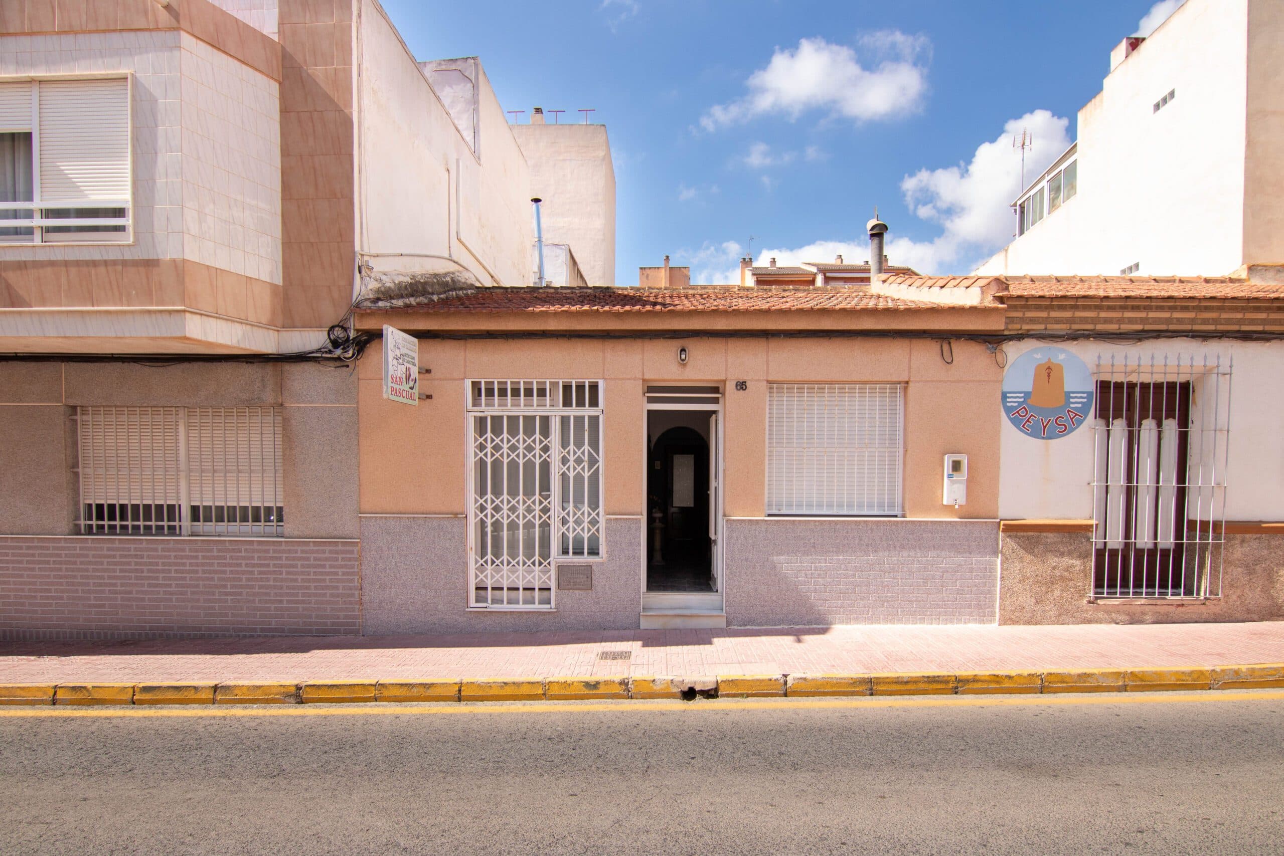 Se vende estupenda casa de pueblo en el centro de Torrevieja. Excelente ubicación, a pie de todo tipo de servicios.La vivienda cuenta con 4 dormitorios (2 de ellos con armarios empotrados), 2 baños, amplio salón con chimenea que se podría hacer incluso más grande tirando el tabique de pladur que separa el salón de uno de los dormitorios, una cocina independiente totalmente equipada, una gran terraza en la parte trasera de la vivienda donde encontramos un trastero y las escaleras que nos llevan a un estupendo solárium. También cuenta con 2 patios interiores para proporcionar luz natural al salón y a los dormitorios. Todo en una planta. Equipada con aire acondicionado en el salón.Esta magnífica propiedad tiene 2 entradas: la entrada principal de la casa y otra entrada, por la que también se accede desde la calle principal, que da acceso a uno de los dormitorios que siempre se ha utilizado como taller. Es una opción muy buena para gente que quiere trabajar desde casa.La vivienda se reformó por completo hace muchos años, por lo que el estado actual de la vivienda es bastante buena, pero necesita algo de trabajo.¡No pierdas la oportunidad de comprar esta gran casa de pueblo con 4 dormitorios en el centro de Torrevieja!