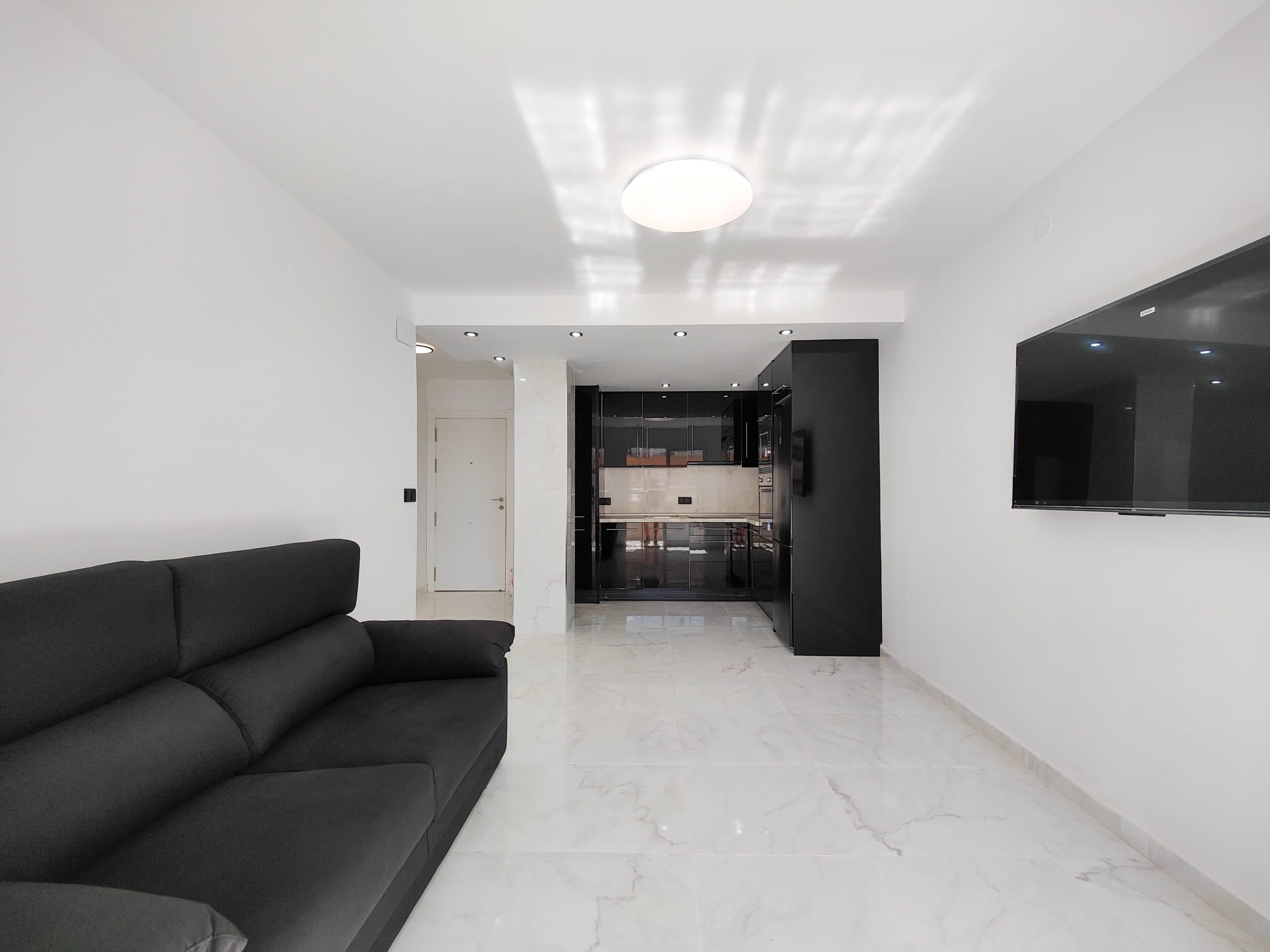 Precioso apartamento totalmente reformado orientado al SUR en venta en Rocío del Mar – Punta Prima – Torrevieja. Ubicado en un edificio con 2 ascensores, aparcamiento cubierto y vallado para residentes y una enorme piscina comunitaria con socorrista. Edificio muy cuidado.Este estupendo apartamento se ha reformado por completo, incluida la instalación eléctrica y la fontanería, listo para para entrar a vivir.La vivienda cuenta con 2 amplios dormitorios con armarios empotrados y acceso a la terraza, 2 baños (ambos con plato de ducha), luminoso salón / comedor con una preciosa cocina integrada a estrenar.Los dormitorios y la terraza disfrutan de una excelente orientación SUR, la cual les proporciona mucha luz natural. Desde la terraza tenemos vistas despejadas sobre la piscina comunitaria, ideal para vigilar a los niños.Ubicación privilegiada, a pocos pasos de los bares, restaurantes, supermercados y las playas de Punta Prima.Garaje cerrado OPCIONAL.¡No pierdas la oportunidad de comprar este precioso piso completamente reformado con la mejor orientación y en la mejor ubicación de Punta Prima!