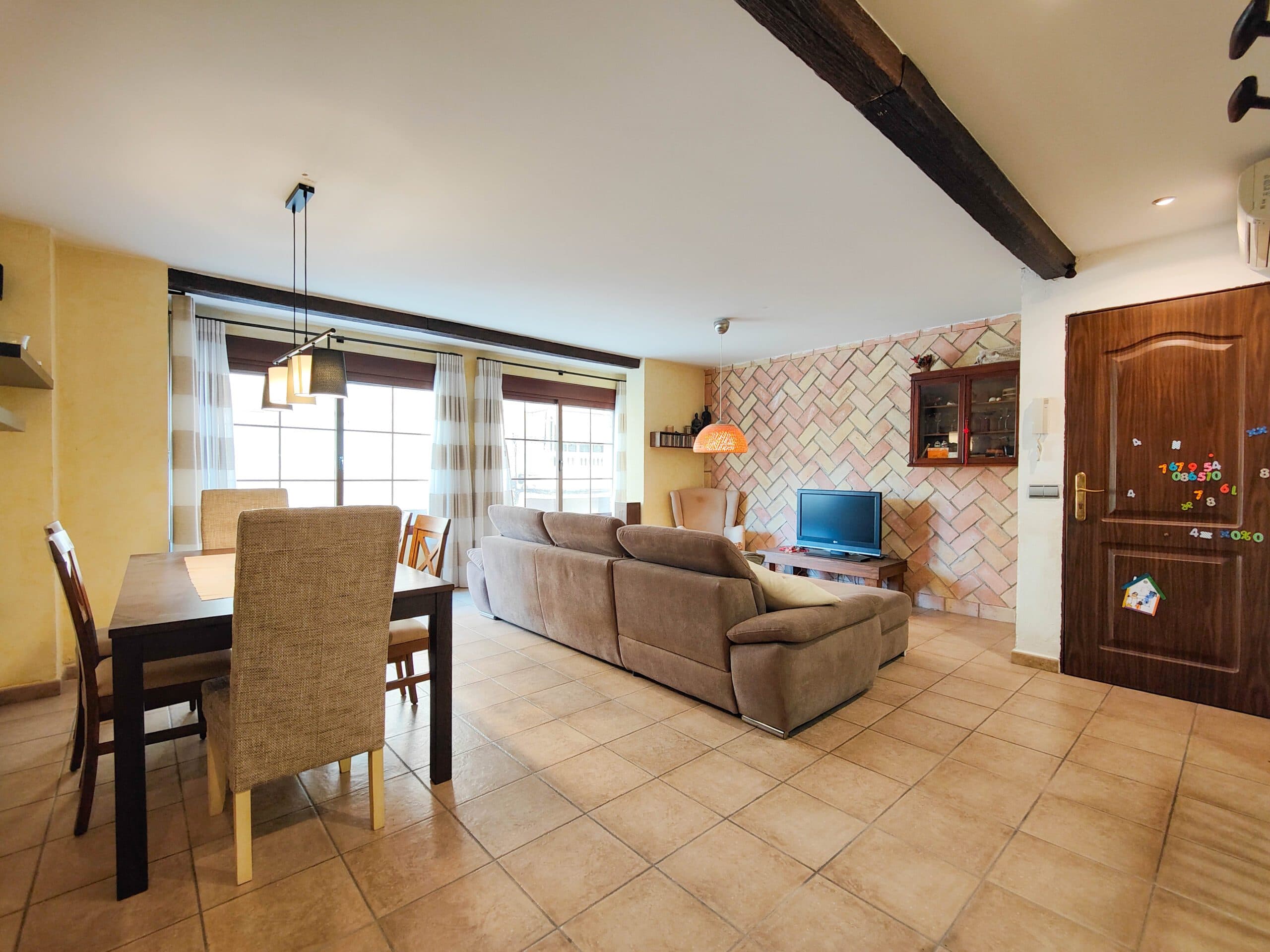 Nos complace ofrecer este precioso apartamento de 2 dormitorios a la venta en el centro de Torrevieja. Esta vivienda está completamente reformada y lista para entrar a vivir. Se encuentra en la primera planta de un pequeño edificio sin ascensor.Este bonito apartamento ofrece 2 dormitorios, 1 baño, una cocina independiente con acceso a un cuarto de lavado y un salón muy espacioso con zona de comedor. El salón recibe mucha luz natural gracias a sus grandes ventanales. También hay un espacio adicional que ahora se utiliza como oficina, pero que se podría convertir en un trastero o o incluso en un pequeño tercer dormitorio si fuera necesario. El apartamento se vende parcialmente amueblado y equipado con electrodomésticos. Calefacción central en toda la vivienda. Aire acondicionado en el salón y el dormitorio principal.Solo hay 4 apartamentos en el edificio, de los cuales solo 2 apartamentos usan la entrada principal para entrar a su vivienda . En la azotea hay 2 solariums comunitarios. Cada uno es compartido por 2 apartamentos. En el solárium hay un gran trastero que pertenece al apartamento. El solárium se puede utilizar para uso personal.Este bonito apartamento se beneficia de una ubicación privilegiada ya que se encuentra a pie de todo tipo de servicios como bares, restaurantes, el supermercado "Mercadona", farmacias, la estación de autobuses, el paseo marítimo y a tan sólo 600 metros de la Playa del Cura.No pierdas la oportunidad de comprar este apartamento completamente reformado de 2 dormitorios y 1 baño en el centro de Torrevieja.