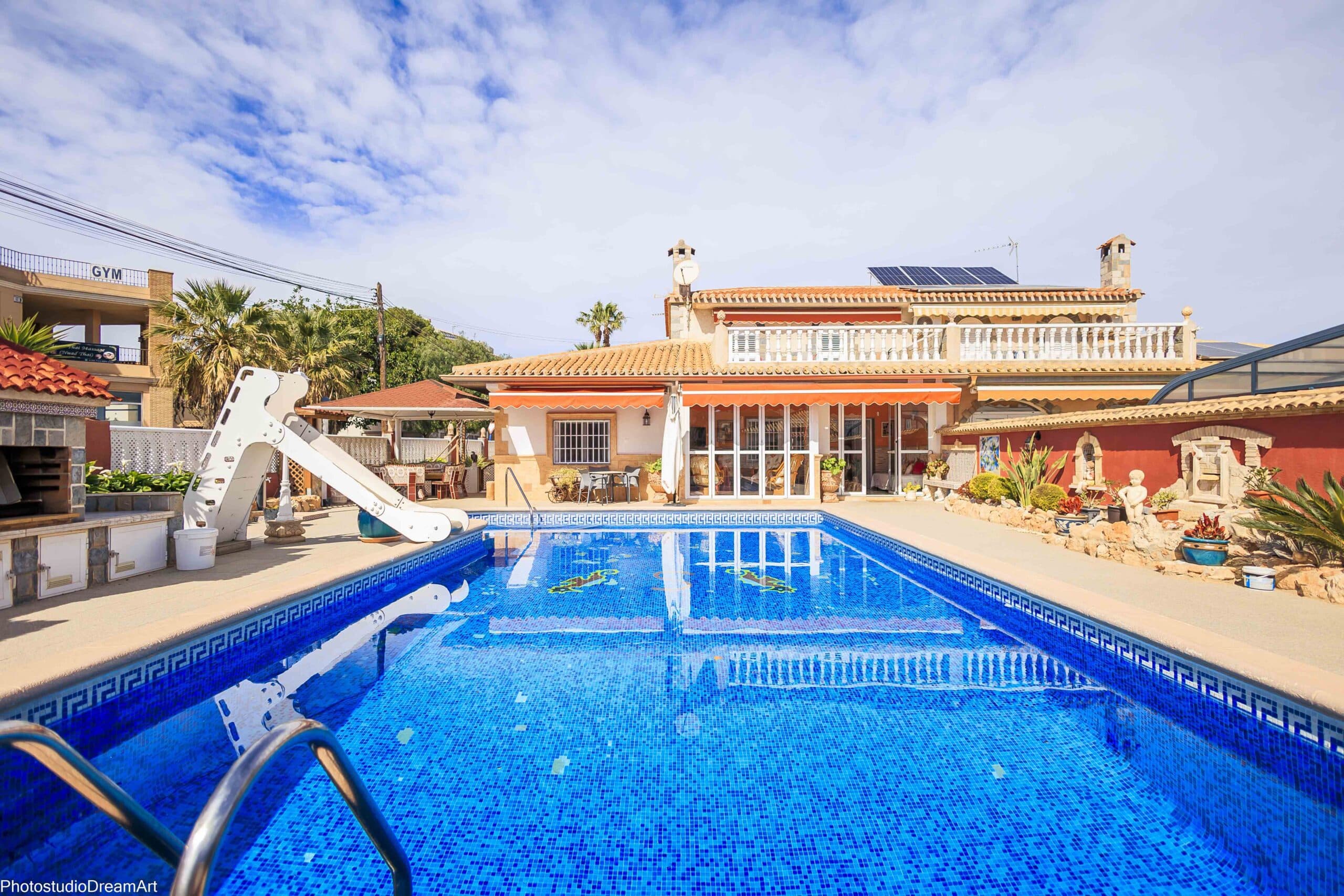 Se vende chalet adosado con piscina y garaje cerca de la playa de Cabo Roig.Esta vivienda cuenta con cinco espaciosas habitaciones, dos baños completos y un aseo, brindándote todo el espacio que necesitas para tu familia y tus invitados.Con un diseño clásico, esta propiedad también incluye un lavadero y un trastero, proporcionando soluciones prácticas para el almacenamiento y la organización en tu día a día. Además, con dos plazas de garaje, nunca tendrás que preocuparte por encontrar estacionamiento para tus vehículos.Disfruta de los cálidos días de verano en tu propia piscina privada, donde podrás relajarte y refrescarte mientras disfrutas del sol y el aire fresco. Y gracias a su ubicación en esquina con tres orientaciones (este, sur y oeste), disfrutarás de una excelente iluminación natural durante todo el día, creando un ambiente cálido y acogedor en cada rincón de la casa.