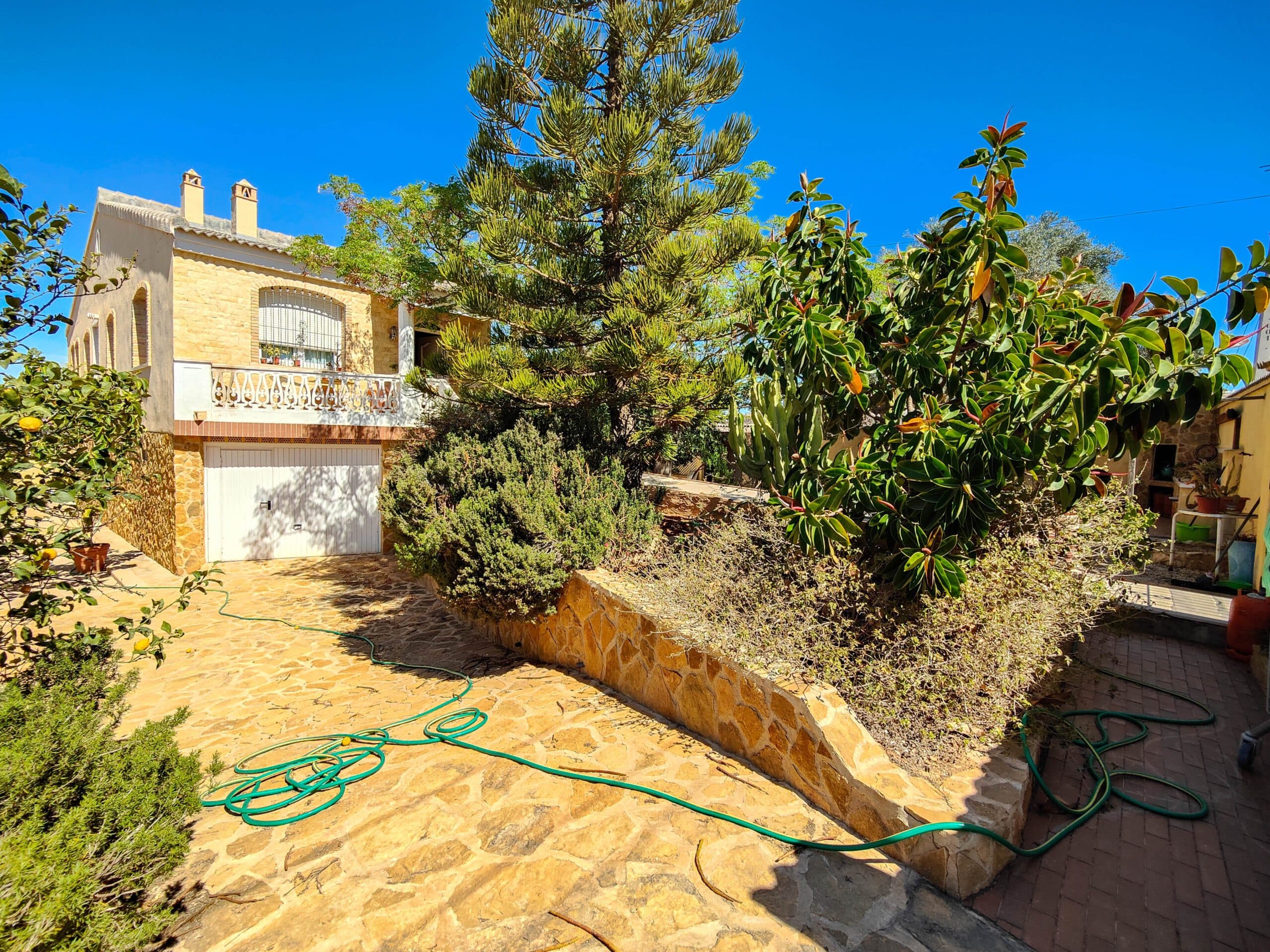 Precioso chalet mediterráneo independiente en venta en Aguas Nuevas, una de las mejores zonas de Torrevieja. La ubicación es excelente ya que está a poca distancia de los supermercados, la farmacia, una panadería, la parada de autobús, etc.Este fantástico chalet independiente se encuentra sobre una parcela de 844 m2 y cuenta con una superficie construida de 101 m2 que se distribuyen en 2 dormitorios, 2 baños, cocina independiente con zona de comedor y galería, y un amplio salón con chimenea. En planta baja encontramos un garaje enorme que se puede convertir fácilmente en un apartamento independiente con varios dormitorios. También se podría integrar en la vivienda ya que hay escalaras internas que conectan ambas plantas.El jardín ofrece varias zonas de estar con muchos árboles y plantas, y además tiene sitio para aparcar varios cocches.¡No pierdas la oportunidad de comprar este chalet mediterráneo independiente de 2 dormitorios y 2 baños en Aguas Nuevas - Torrevieja!