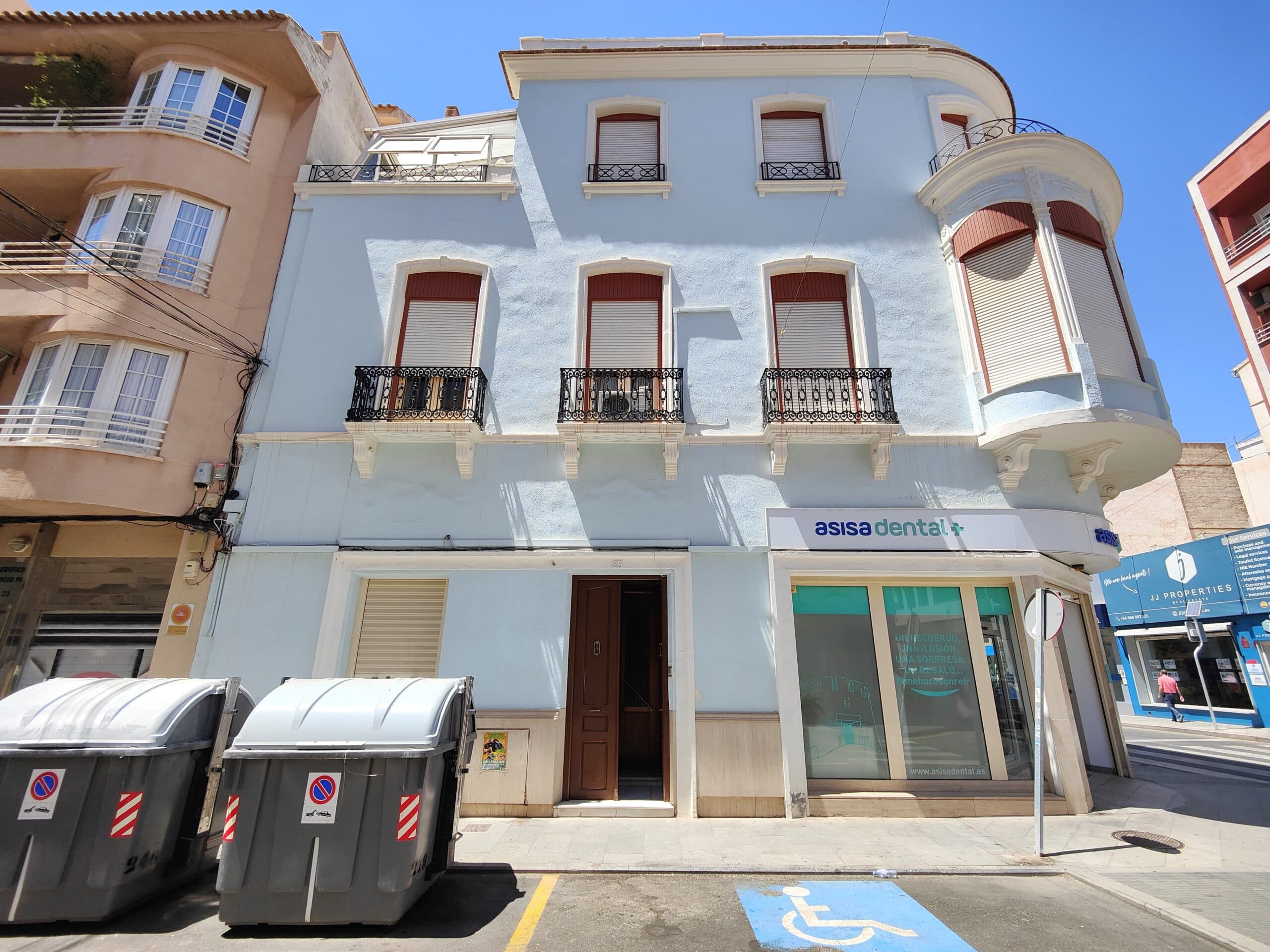 Se vende amplio piso de 5 dormitorios en el centro de Torrevieja. Se encuentra en la primera planta de un edificio sin ascensor.El piso ofrece una superficie construida de 275 m2 y una superficie útil de 230 m2. Se distribuye en 5 habitaciones, 2 baños (uno de ellos en suite), 2 amplios salones y una gran cocina con acceso a una terraza acristalada.Existe un proyecto para convertir este piso en 3 apartamentos independientes, lo que lo convierte en una gran inversión, ya sea para alquilarlos o venderlos por separado.No pierdas la oportunidad de comprar este enorme piso de 5 dormitorios en el centro de Torrevieja.
