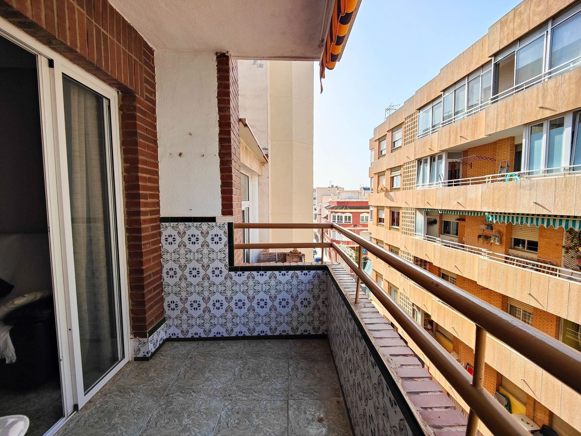 Apartment for sale in the center of Torrevieja near the beaches and the promenade.The apartment lies on the 3rd floor in a building with elevator. The apartment has 3 bedrooms and 1 bathroom, a utility room, an American fitted kitchen and a living room with access to a west- facing terrace. Sold furnished. A/C.Located near the Parque de las Naciones in Torrevieja with all kinds of amenities nearby and 1km from the sea and the Vistalegre promenade of Torrevieja.