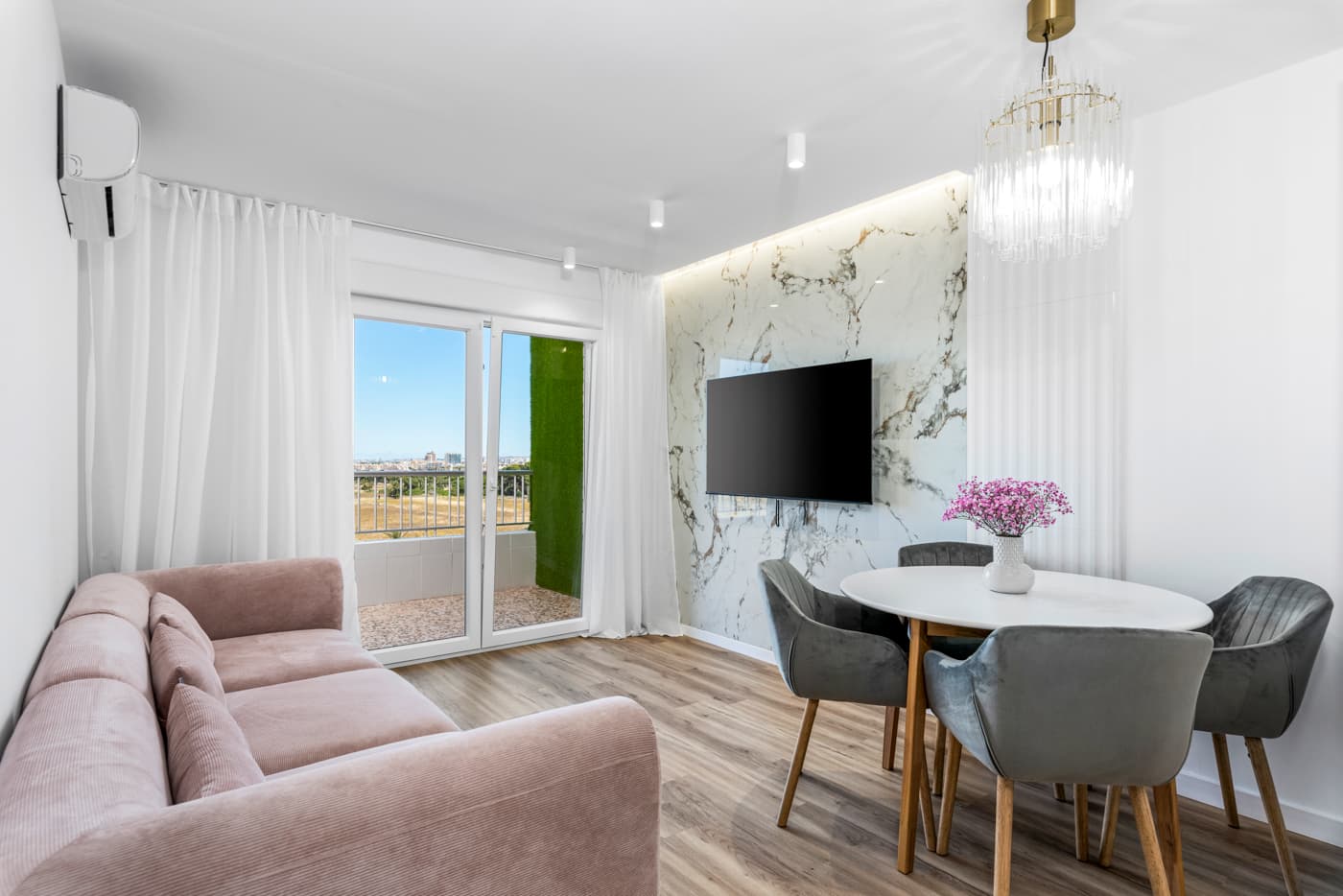 Apartamento totalmente reformado de 2 dormitorios con impresionantes vistas en venta en Punta Prima, una de las zonas más demandadas de TorreviejaEste precioso apartamento, completamente renovado, se encuentra a tan solo 600 metros de la playa, en la codiciada zona de Punta Prima. Disfruta de unas vistas espectaculares desde la terraza, especialmente mágicas al atardecer y durante la noche.La vivienda cuenta con 2 amplios dormitorios y 2 baños completos, una cocina de estilo abierto totalmente equipada con electrodomésticos modernos y un luminoso salón. Entre sus extras destacan el mobiliario a estrenar, aire acondicionado instalado, ventanas insonorizadas con persianas eléctricas y una cuidada iluminación ambiental.El apartamento presenta un diseño contemporáneo y acabados de alta calidad. La reforma ha sido integral, incluyendo la actualización completa de la fontanería y la instalación eléctrica, lo que garantiza confort y eficiencia.Ideal tanto como residencia habitual como vivienda vacacional. Ubicado cerca de todos los servicios: supermercados, parada de autobús y una amplia variedad de bares y restaurantes.