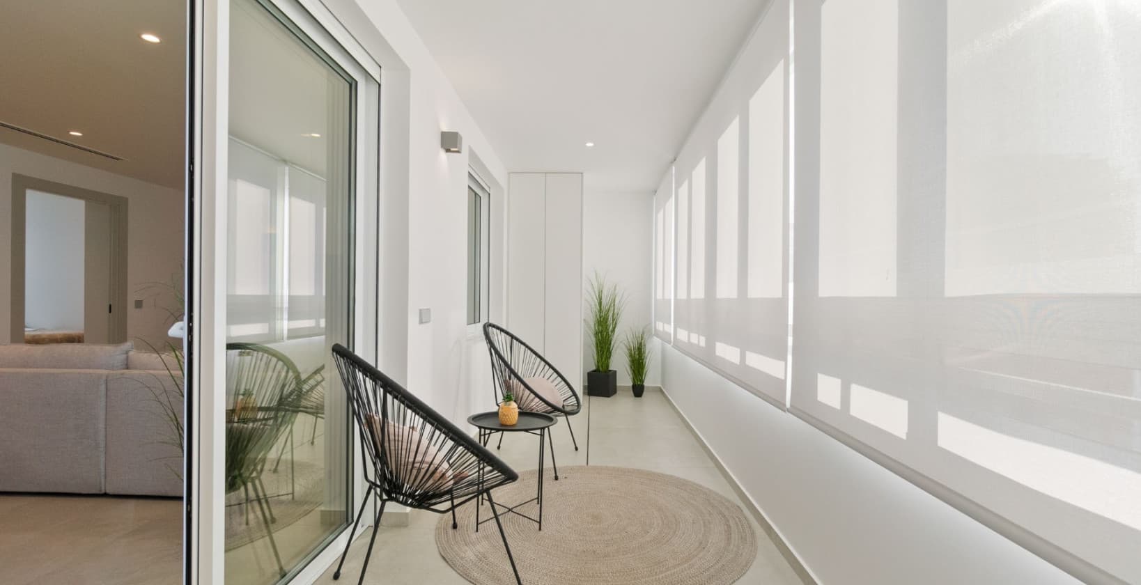 Se vende apartamento reformado con vistas al mar en 2 playas de Torrevieja.Descubre este espectacular apartamento completamente reformado en 2025, ubicado en la quinta planta de un edificio con ascensor, en pleno corazón de Torrevieja. A solo pasos del mar, del puerto deportivo, del paseo marítimo y de todos los servicios.Dispone de tres amplios dormitorios, dos baños modernos, una cocina abierta con electrodomésticos Siemens de última generación, salón-comedor luminoso y una terraza privada con vistas al mar. Incluye plaza de garaje en el mismo edificio y sistema de aire acondicionado por conductos.Con una superficie de 100 m², esta vivienda combina diseño contemporáneo, calidad y ubicación privilegiada. Ideal tanto para vivir todo el año como para vacaciones o inversión.