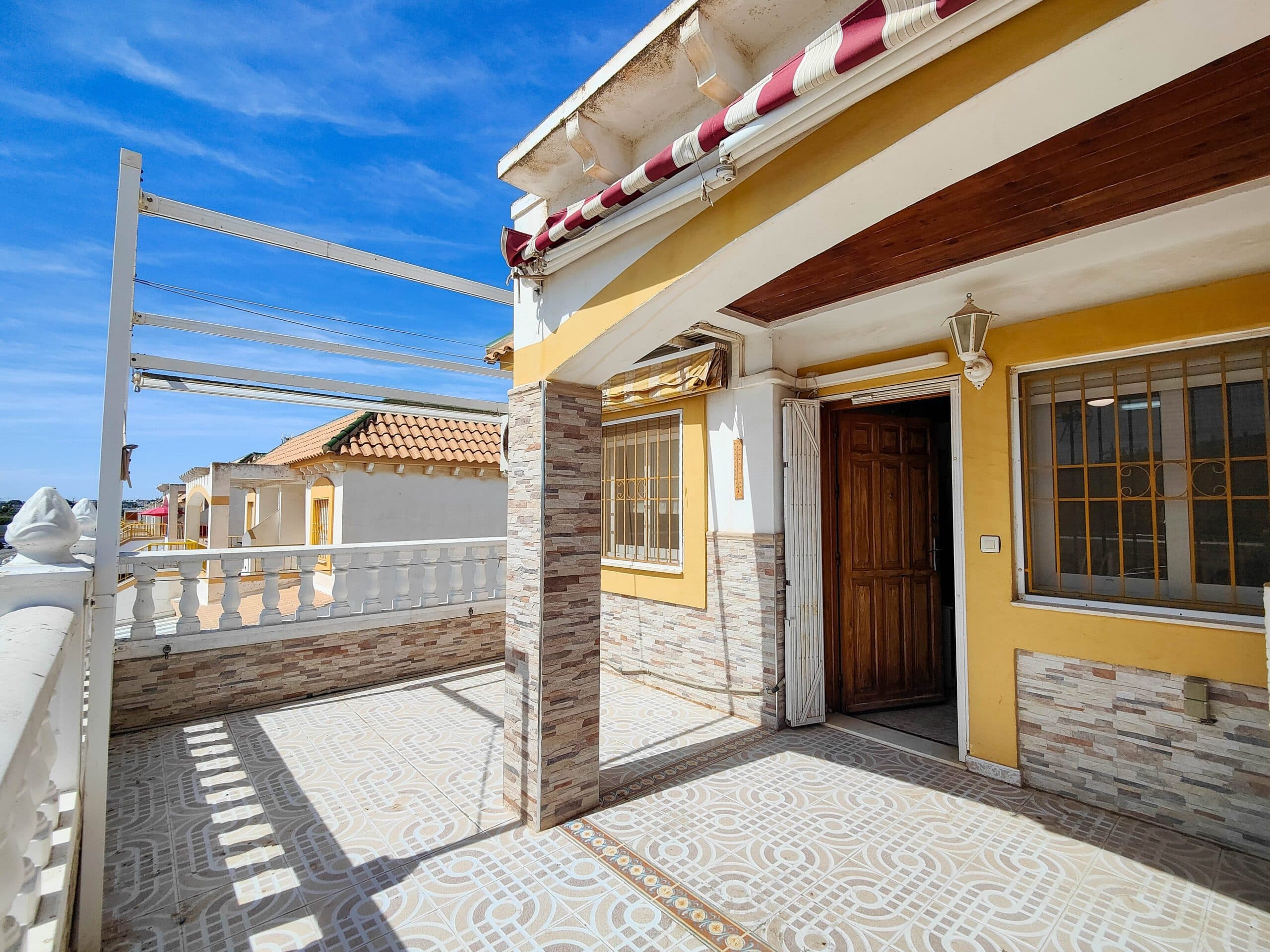 Top floor bungalow with private roof terrace and a large front terrace overlooking the communal swimming pool for sale in Urb. Parque de las Naciones, Torrevieja. The property has a living room with dining area and an integrated kitchen, 3 bedrooms and 1 bathroom with a window. At the front there is a spacious east facing terrace overlooking the communal areas. At the top we find a roof terrace with stunning unobstructed views.The residential area has a communal swimming pool in a beautiful garden and several sports fields.Torrevieja was originally a small village with fishing as the main occupation. In addition, the city is known for its two large salt lakes. One of these salt lakes are protected area. The nature around the lake is untouched and has created a beautiful area for hiking, and is also a popular “rest area” for birds flying between northern and southern Europe. In addition, there are often large flocks of flamingos in the lake. From the other “active salt lake” is annually produced tons of salt. This salt lake is also known for its spectacular color. When the sun is shining on the water at daytime, the water gets a purple/reddish color.