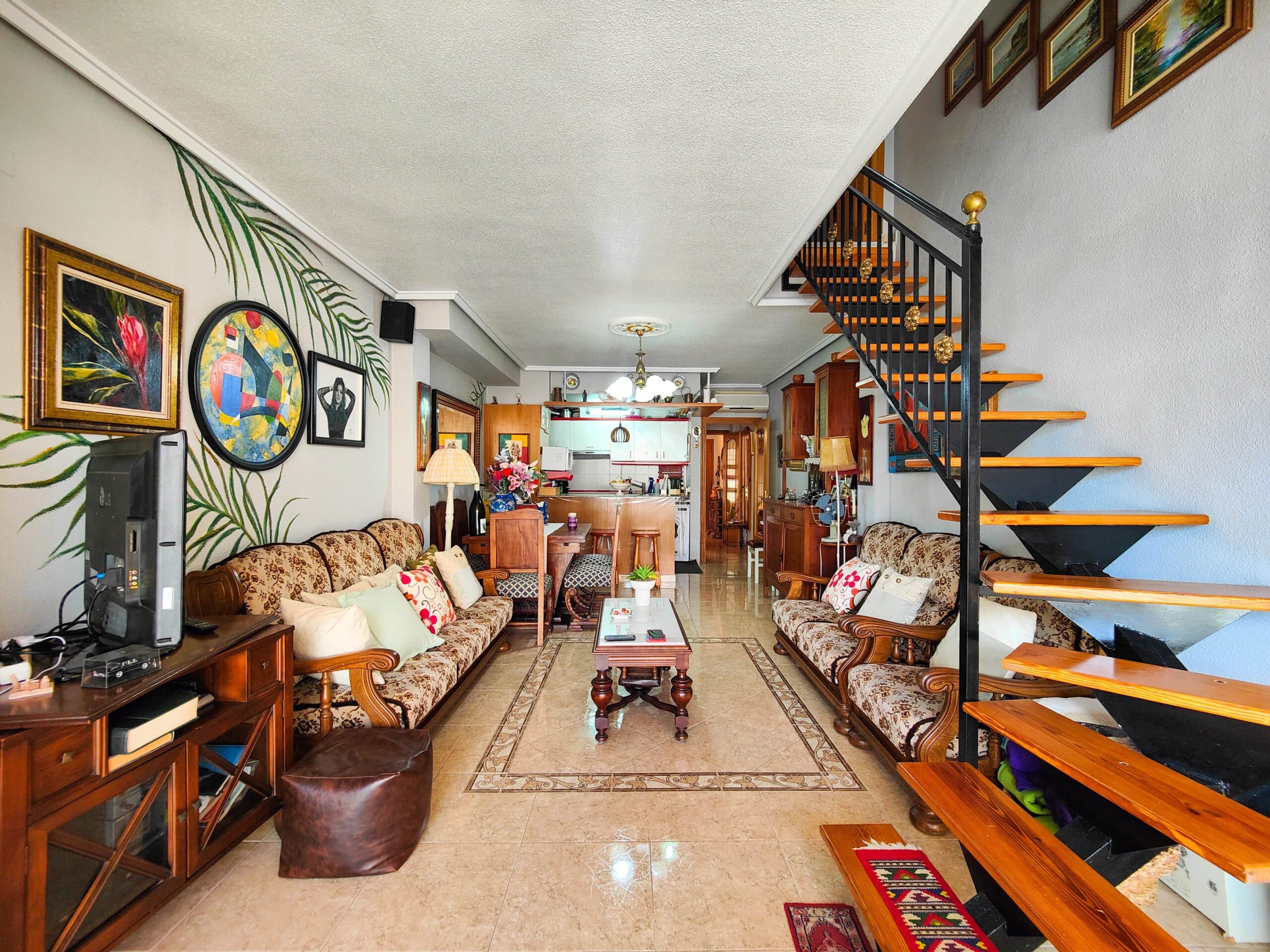 Beautiful duplex penthouse for sale in Playa del Cura, Torrevieja, just 250 meters from the "Playa de los Locos" Beach and 600 meters from the "Playa del Cura" Beach and the promenade. Located on the fifth floor with an elevator, this east-facing property enjoys plenty of natural light throughout the day.The apartment is spread over two floors and offers a bright and spacious living room with dining area, a fully equipped open-plan kitchen, and an integrated glazed terrace perfect for year-round enjoyment. On this level, there is also a full bathroom with shower and window, plus an entrance hall.Upstairs you will find 3 bedrooms, one with a private terrace, and a second full bathroom.The penthouse is sold fully furnished and equipped with appliances, ready to move in.A parking space in the underground garage is included in the price.Ideal as a holiday home, permanent residence, or investment property on the Costa Blanca.