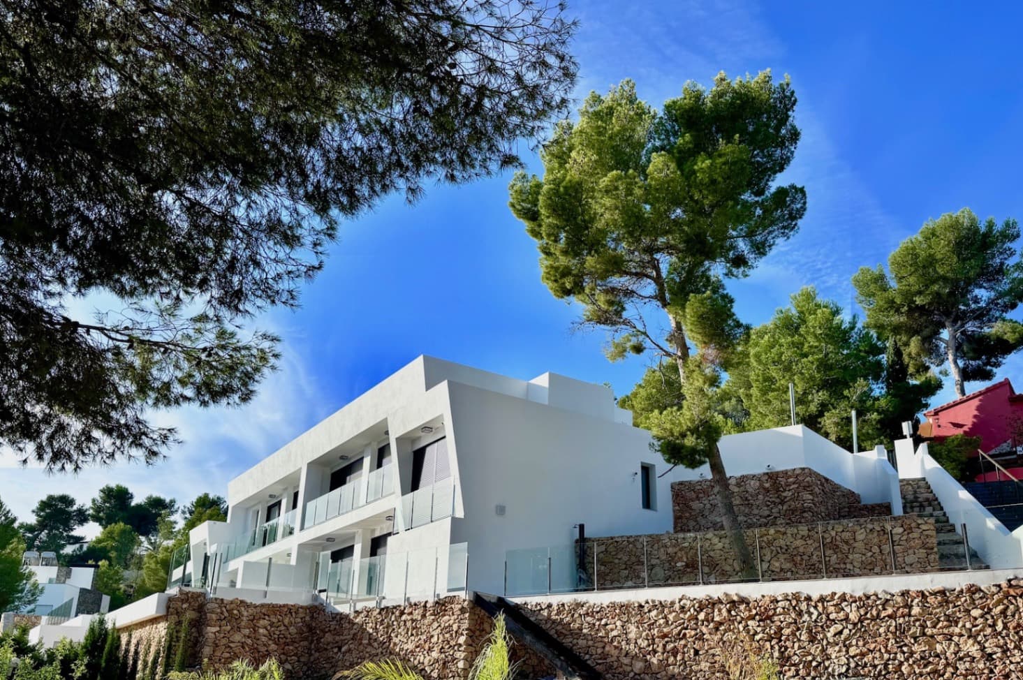 Welcome to this luxurious semi-detached house in Moraira, a true gem on the Costa Blanca. This modern home offers not only stunning views, but also all the luxuries and comforts.The property includes three spacious bedrooms, three modern bathrooms and a separate guest toilet. The large windows in the living area provide an abundance of natural light, giving the open spaces a warm and inviting atmosphere.The open kitchen is a true dream for any cooking enthusiast, equipped with modern appliances, including a dishwasher. Outside, you will find a terrace that overlooks the inviting swimming pool. This is the perfect place to relax or take a refreshing dip on sunny days. Built-in air conditioning, both hot and cold, ensures comfortable living all year round.For your convenience, there is parking for two cars.This luxury home in Moraira offers not only a fantastic lifestyle, but also the perfect combination of modern conveniences and natural beauty.