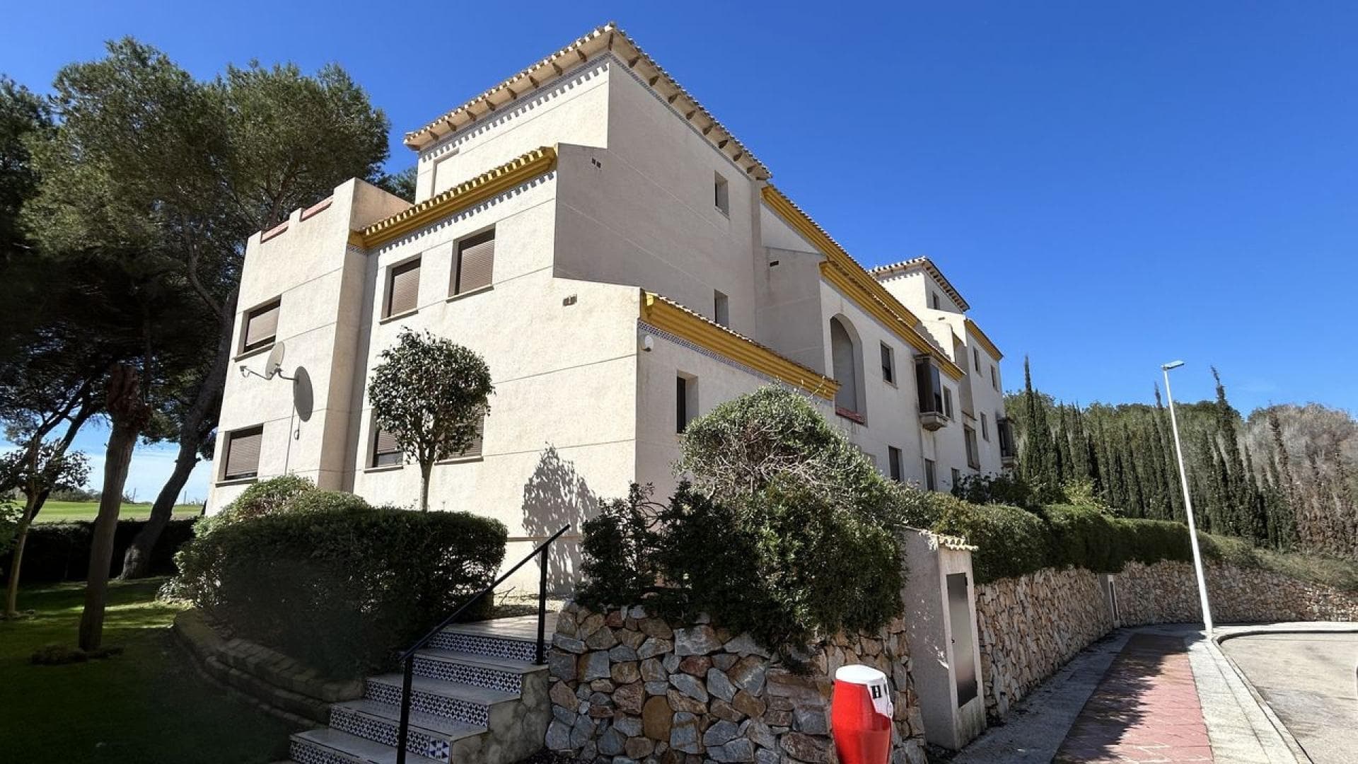 Descubre este amplio ático de 3 dormitorios con armarios empotrados y aire acondicionado, diseñado para ofrecerte el máximo confort. Con 2 baños (uno en suite), un amplio salón-comedor en esquina con acceso directo a la terraza y vistas espectaculares al campo de golf, este hogar es un refugio de tranquilidad y estilo.La cocina abierta con barra y galería es ideal para los amantes de la gastronomía, mientras que el trastero debajo de la escalera ofrece un espacio extra de almacenamiento. El solarium de 45m² es el lugar perfecto para relajarse y disfrutar de vistas panorámicas increíbles.Además, la vivienda incluye una plaza de parking subterránea privada con trastero adicional. Aunque el edificio no tiene ascensor, cuenta con dos piscinas comunitarias para disfrutar del buen tiempo.¡Lista para mudarse! La propiedad se vende completamente amueblada y equipada, para que puedas empezar a disfrutar de tu nuevo hogar desde el primer día.Ubicada en primera linea del campo de golf, 7km del mar, 45km del aeropuerto y 2km de servicios esenciales, esta vivienda combina la tranquilidad de la naturaleza con la comodidad de tener todo cerca.Gastos de comunidad: 810€ anualesIBI: 325€ anuales¡No pierdas la oportunidad de vivir en un entorno privilegiado! Contacta ya para más información o para agendar una visita. ¡Tu nuevo hogar te espera en Las Ramblas Golf!