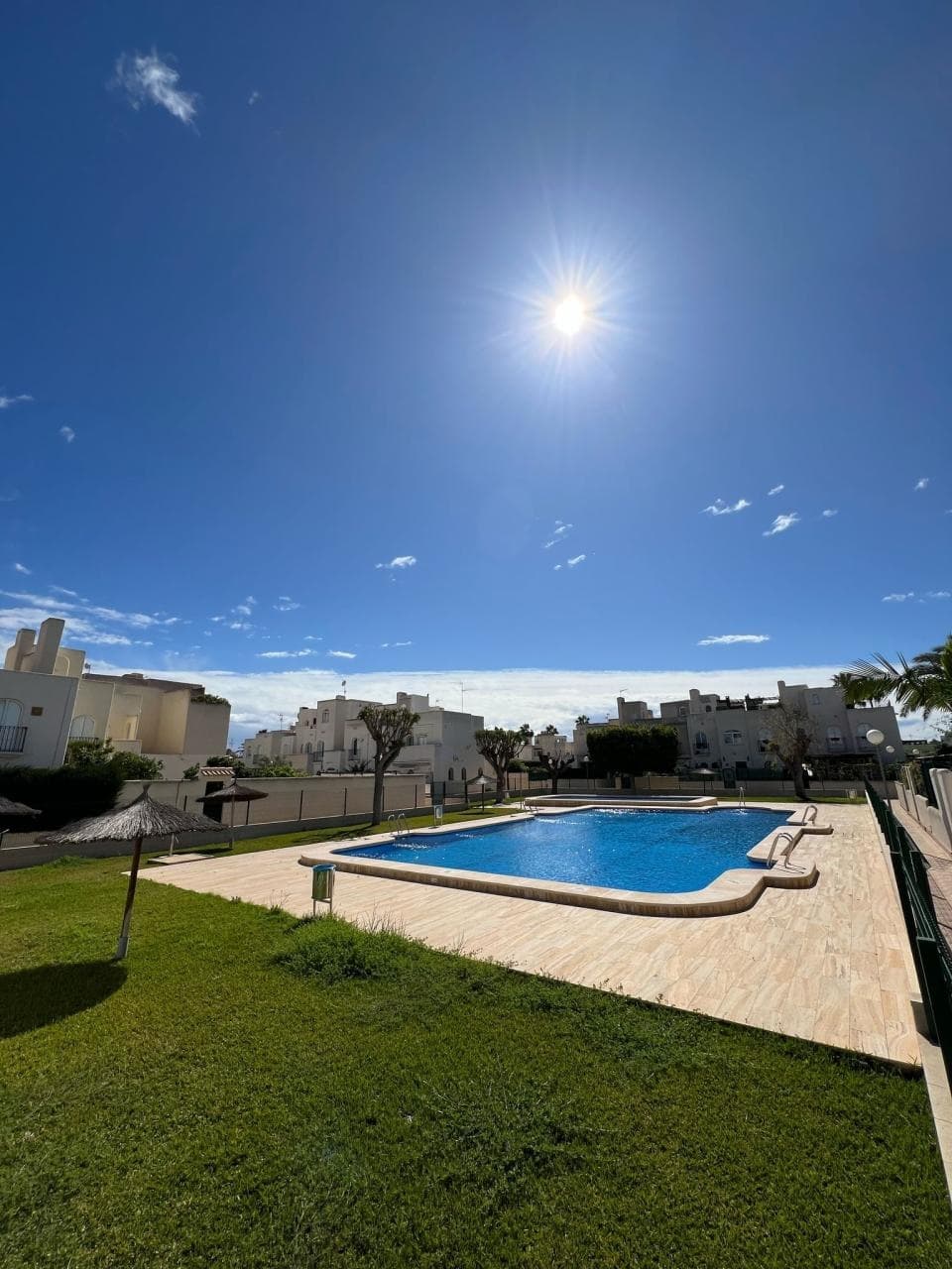 Acogedor gran adosado en Torrevieja con amplio potencial para reformaEsta espaciosa vivienda, construida en 1990 y ubicada en una tranquila urbanización de Torrevieja, ofrece 83,87 m² construidos y 67,93 m² útiles distribuidos en dos plantas, ideal para quienes buscan personalizar su hogar.  En la planta baja encontramos un amplio salón-comedor con salida al jardín, cocina independiente, un práctico dormitorio y un aseo de invitados. La primera planta alberga dos dormitorios más, ambos con armarios empotrados, y un baño completo con bañera. El exterior cuenta con un agradable jardín privado, terraza cubierta y solarium superior, perfectos para disfrutar del clima mediterráneo.  La propiedad se encuentra en una urbanización que ofrece piscina comunitaria y pista de tenis para el disfrute de los residentes. Su ubicación es inmejorable: a apenas 2 km de las playas de Torrevieja, cerca de todos los servicios esenciales y a 40 km del Aeropuerto de Alicante, proporcionando excelentes conexiones.  Los gastos de comunidad ascienden a 213 euros trimestrales e incluyen el mantenimiento de las zonas comunes, mientras que el IBI es de 310 euros anuales.  Esta vivienda representa una magnífica oportunidad para adquirir una propiedad con gran potencial en una de las zonas más demandadas de la Costa Blanca, permitiendo crear un hogar totalmente adaptado a tus necesidades y gustos personales.  Para más información o para concertar una visita, no dude en contactarnos.