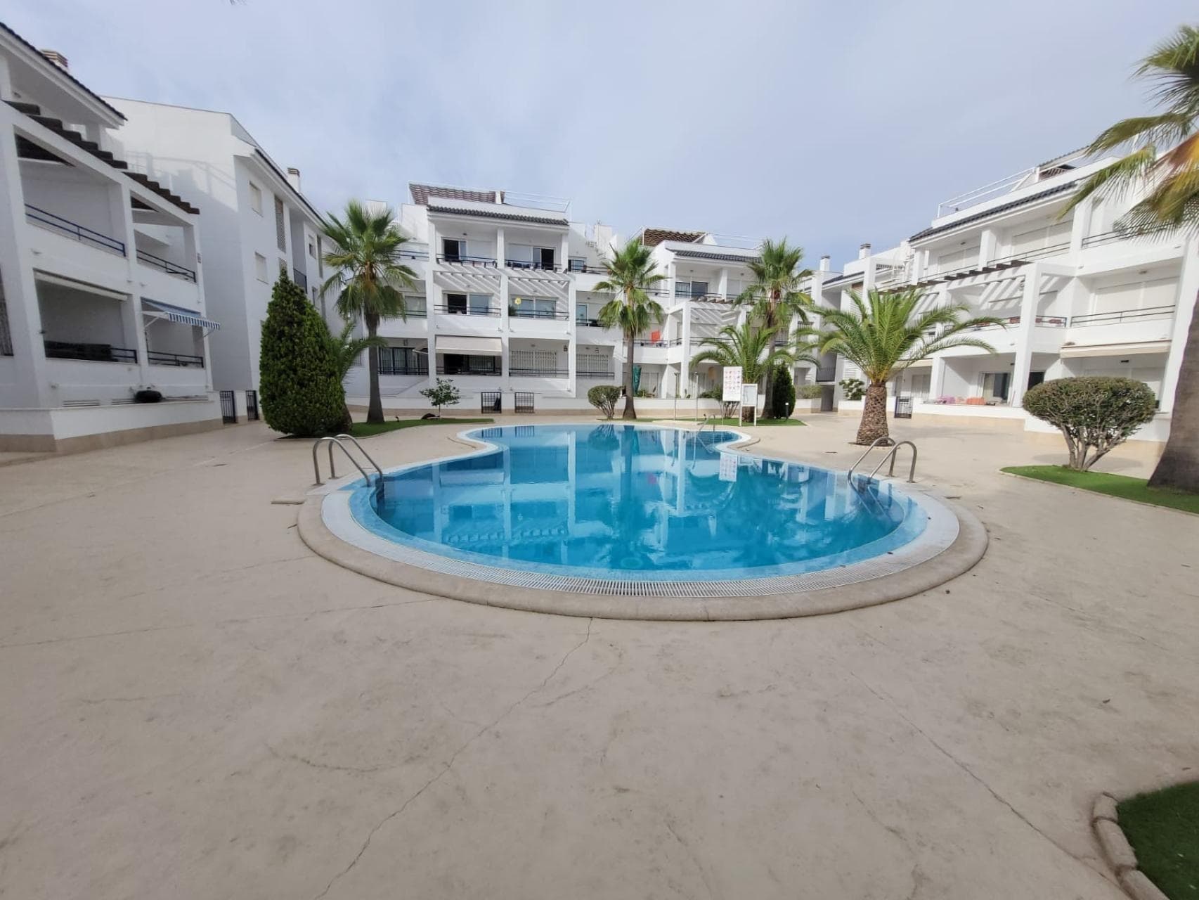 Elegante Residencia en La Veleta: Un Refugio de Lujo junto al MarEn el corazón de La Veleta, una de las zonas más exclusivas de Torrevieja, se alza este distinguido apartamento ubicado en el Residencial El Real II de La Veleta, un complejo que combina modernidad, tranquilidad y proximidad al Mediterráneo. Construido en el año 2002, este inmueble ha sido cuidadosamente mantenido, ofreciendo un equilibrio perfecto entre solidez estructural y diseño contemporáneo.Con 90 metros cuadrados construidos, la vivienda se distribuye en dos amplios dormitorios, cada uno con generosos armarios empotrados que garantizan un almacenamiento óptimo. Los dos baños completos, dotados de acabados de calidad, aportan funcionalidad y confort. El salón-comedor, luminoso y acogedor, se abre a un espacio diáfano donde la luz natural se filtra a través de ventanales, creando un ambiente cálido y sofisticado.El apartamento está totalmente amueblado y equipado, con piezas seleccionadas para ofrecer elegancia y comodidad. La cocina, independiente con galeria, cuenta con electrodomésticos modernos y un diseño práctico, ideal para quienes disfrutan de la gastronomía y el entretenimiento en casa.Entre las ventajas adicionales se incluyen un garaje privado y un trastero, ambos incluidos en el precio, así como acceso a una piscina comunitaria, perfecta para refrescarse en los cálidos días de verano. La comunidad, con un coste de 52€ mensuales, garantiza el mantenimiento impecable de las zonas comunes, mientras que el IBI asciende a aproximadamente 420€ anuales, un valor competitivo para una propiedad de este nivel.La Veleta es reconocida por su ambiente residencial y tranquilo, alejado del bullicio turístico pero con todos los servicios esenciales a mano. A pocos minutos a pie se encuentra el paseo marítimo, donde el azul del Mediterráneo se funde con el horizonte. Esta ubicación privilegiada lo convierte en una opción ideal tanto como residencia permanente para quienes buscan calidad de vida, como para aquellos que desean una segunda vivienda cerca de la costa.En definitiva, esta propiedad representa una oportunidad excepcional para adquirir un hogar donde el lujo, la funcionalidad y la ubicación se unen en perfecta armonía. Un espacio diseñado para quienes valoran el confort sin renunciar a la elegancia.