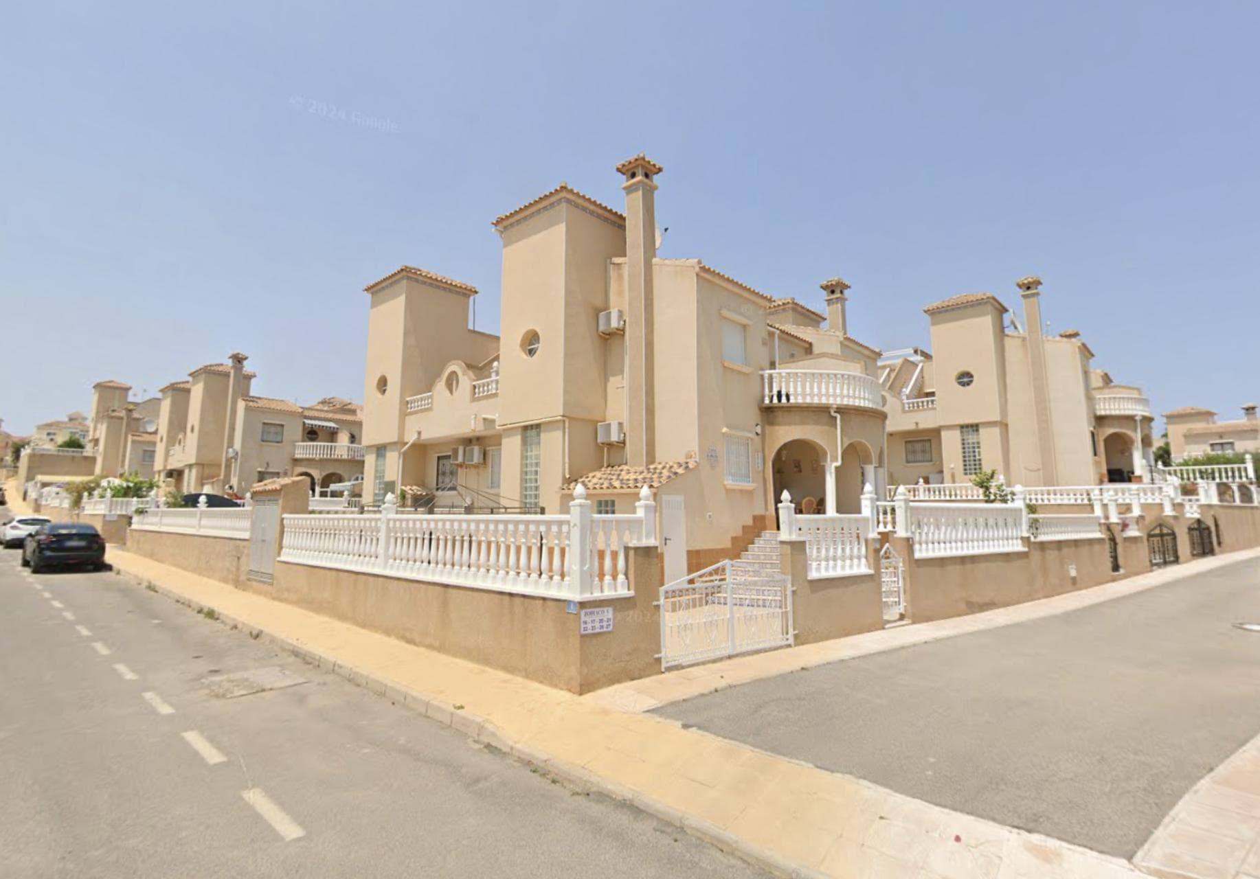 Very beautiful house located in a quiet area of Las Filipinas, Orihuela Costa. This property is built over two levels and offers a comfortable and practical layout. On the ground floor, there is a fully equipped kitchen that opens onto a cozy living room, along with a first bedroom and a bathroom. On the upper floor, there are two more bedrooms—one of which has its own balcony—as well as a second bathroom. From this level, there is access to a terrace that leads to the spacious solarium, where there is also a convenient storage room. The outdoor space is particularly pleasant, with several terraces—including a covered terrace—a jacuzzi for relaxation, a private parking space, additional storage, and a well-maintained garden. The house features air conditioning in the living room and all bedrooms, each of which has built-in wardrobes. The property is sold fully furnished and is in excellent condition. It also comes with a tourist license, making it a great investment opportunity. Within the residential complex, there is a beautiful communal swimming pool and a green shared garden where you can enjoy the Spanish climate. Thanks to its location within walking distance of various amenities, close to several golf courses, and only 6 kilometers from the stunning beaches of the Costa Blanca, this home offers the perfect combination of relaxation and accessibility. Alicante Airport is 55 kilometers away, shops and restaurants are just 1 kilometer away, and the nearest golf course is only 2 kilometers from the property. With a built area of 90 square meters, a usable interior space of 80 square meters, and a plot of 144 square meters, this home provides space, comfort, and an excellent location, complete with a balcony, veranda, solarium, rooftop terrace, double glazing, and all the features needed for permanent living or holiday enjoyment.