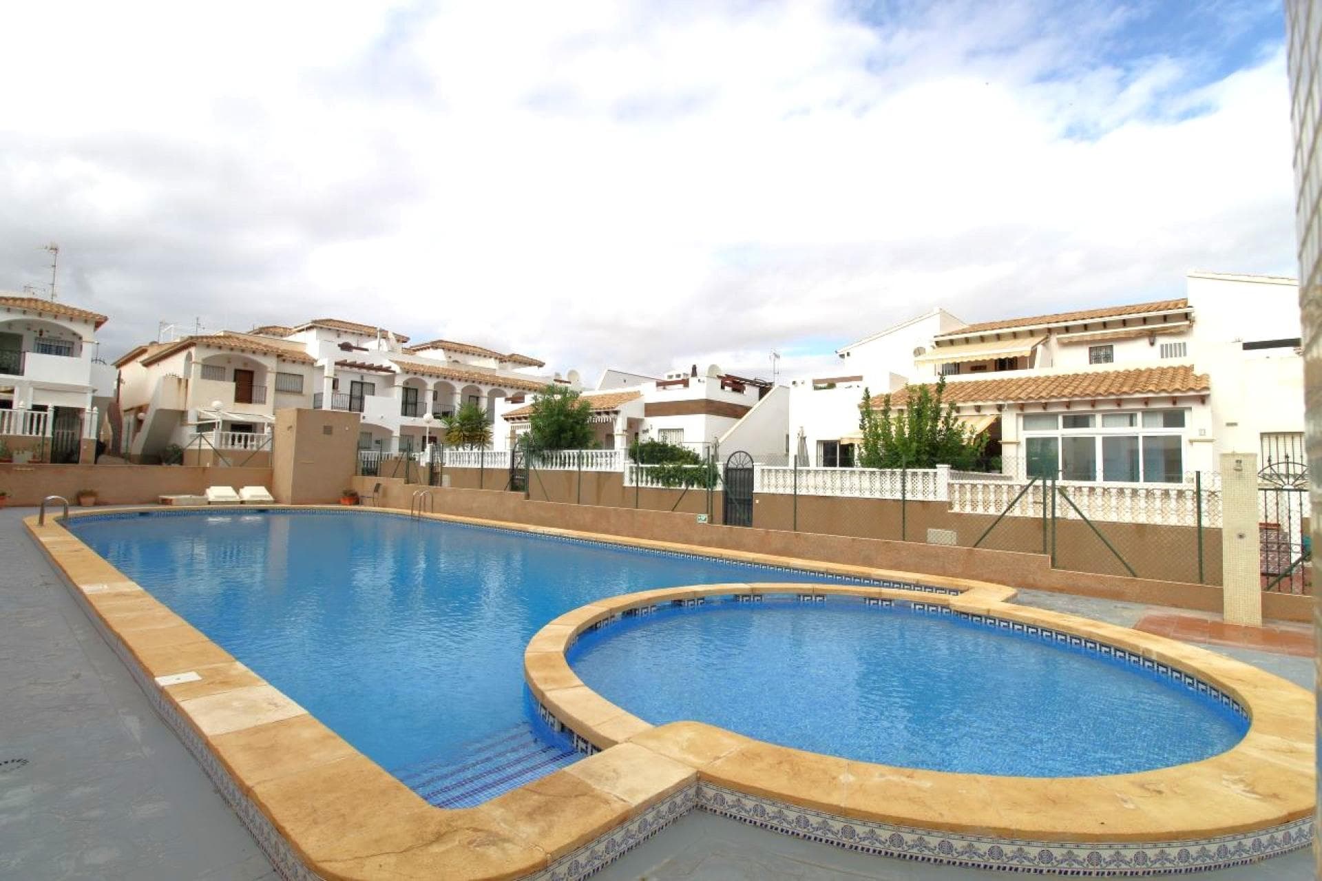 Discover your new home in the beautiful area of ​​La Ciñuelica, located just 1,500 meters from the sea. This charming townhouse offers a constructed area of ​​80 m² and a usable area of ​​65 m², perfect for enjoying with family or friends.With two double bedrooms and two bathrooms, this property is ready to move into without any renovations.Its south-facing orientation ensures light throughout the day, while its 30 m² private plot is ideal for relaxing outdoors.The property also has private underground parking and access to a communal pool within a quiet residential area surrounded by stunning natural surroundings. Enjoy the beautiful landscapes surrounding this gem from your terrace.Strategically located near public buses and essential shopping centers such as supermarkets and medical facilities such as hospitals, you'll have everything you need close by! Don't miss this unique opportunity: your coastal retreat awaits!