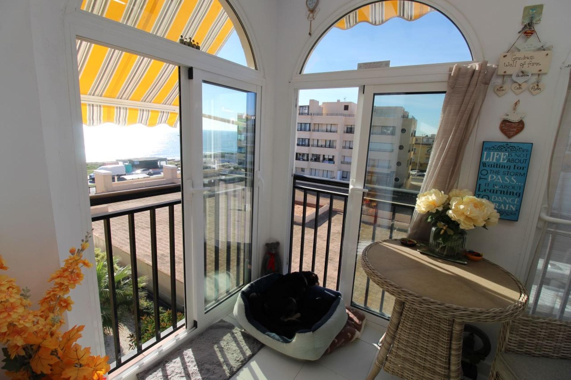 Charming apartment with sea views for sale in Torrevieja – La VeletaDiscover this lovely apartment located on the third floor of a building with an elevator, in one of Torrevieja's most sought-after areas. Its south-facing orientation guarantees excellent natural light throughout the day, while its beautiful sea views invite you to enjoy every sunrise and sunset from the comfort of your home.The apartment features a spacious and bright living-dining room, adjacent to a fully equipped open-plan kitchen, ideal for those seeking comfort and practicality. It also includes air conditioning and a ceiling fan, ensuring maximum comfort year-round.The spacious master bedroom, with a built-in wardrobe, offers a tranquil and inviting atmosphere. The fully renovated bathroom boasts a modern shower and high-quality finishes. The enclosed terrace allows you to enjoy the sun and the views even on cooler days.The apartment is being sold partially furnished, ready to move in or for use as a holiday rental. Its location is unbeatable: just 200 meters from the sea and very close to supermarkets, shops, and services.The complex has a communal swimming pool, with access for only €2 per person per day, perfect for cooling off in the summer. Community fees are approximately €350 per year, and property taxes are around €220 per year.In short, an ideal property both for enjoying the Mediterranean lifestyle and for investing with excellent returns.