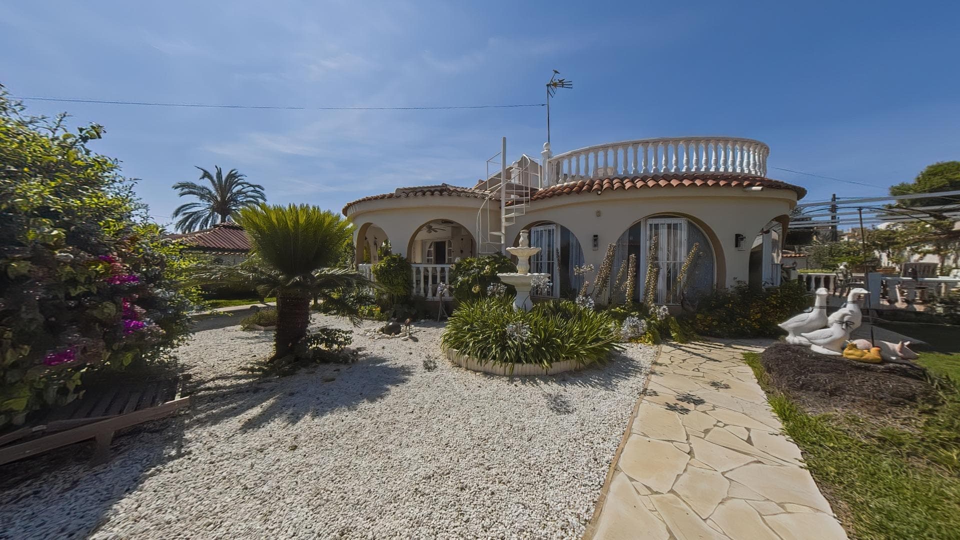 Descubre una oportunidad de inversión única en un chalet de lujo que te ofrece ingresos garantizados. Con la compra de la nuda propiedad de esta impresionante residencia, los usufructuarios se comprometen a pagar un alquiler hasta el momento de su fallecimiento, al tiempo que asumen todos los gastos asociados, incluyendo el mantenimiento y los suministros.Este chalet independiente, que combina la fusión de dos pareados en uno solo, se encuentra a tan solo 700 metros de la playa de Los Locos, ofreciendo una ubicación privilegiada para disfrutar del entorno costero. Con 255 metros cuadrados construidos en una parcela de 800 metros cuadrados, esta propiedad cuenta con un amplio solárium de 10 metros cuadrados para disfrutar del sol y la brisa marina.Totalmente renovado y equipado con 3 dormitorios dobles, cada uno con su baño completo en suite, esta residencia también ofrece una piscina privada, un aseo exterior junto a la piscina, un garaje cerrado y una plaza de aparcamiento adicional en el jardín. Además, dispone de dos cocinas, una americana y otra francesa, que hacen que la propiedad sea aún más versátil.La inversión se ve reforzada por la presencia de 24 placas solares fotovoltaicas, que ayudan a reducir los costos energéticos. El amplio jardín, con terrazas, un estanque y una gran variedad de árboles, brinda un ambiente tranquilo y relajante para disfrutar de la naturaleza.Construido en 1979, este chalet tiene un IBI de 530€ y un adicional de 458€, pero no hay gastos de comunidad, lo que lo convierte en una inversión aún más atractiva.No pierdas esta oportunidad única de inversión en un chalet de lujo con ingresos garantizados y un gran potencial de reventa en los próximos años. ¡Contáctanos hoy mismo para obtener más información!