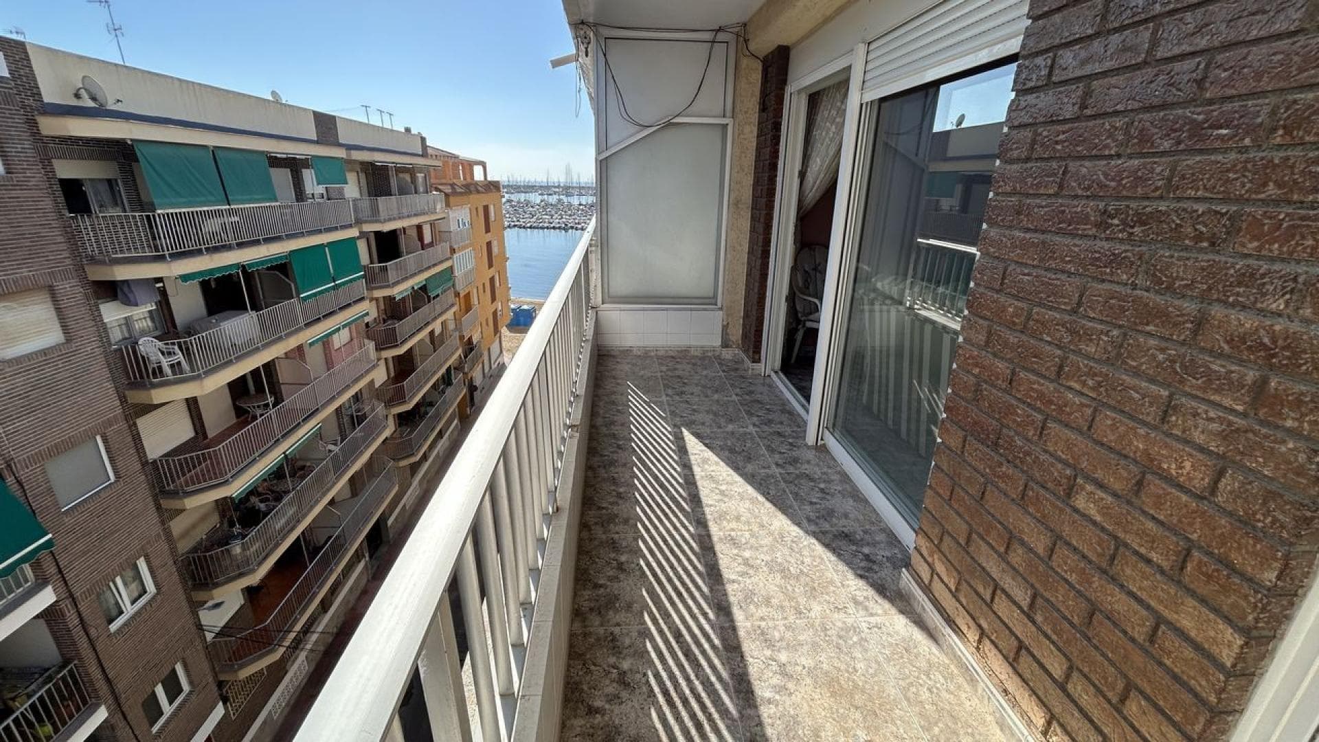 Te presentamos este fantástico ático en segunda línea de playa en la hermosa ciudad de Torrevieja. Situado en la 6ª planta con ascensor, este inmueble ofrece todo lo que necesitas para disfrutar de la vida costera al máximo.Características principales:2 amplios dormitorios con armarios empotrados y la posibilidad de hacer un tercer dormitorio, ideal para familias o invitados.Baño espacioso con bañera, perfecto para relajarte después de un día de playa.Gran cocina independiente con galería, proporcionando espacio y comodidad.Un luminoso salón-comedor, ideal para compartir momentos en familia.Amplia terraza con vistas laterales al mar, perfecta para disfrutar de las puestas de sol con orientación noroeste.Rodeado de todos los servicios: tiendas, restaurantes y todo lo que puedas necesitar a solo unos pasos de tu puerta.¡No dejes pasar esta oportunidad de vivir a solo unos metros del mar en una de las mejores zonas de Torrevieja!Contacta con nosotros para más información o para agendar una visita.