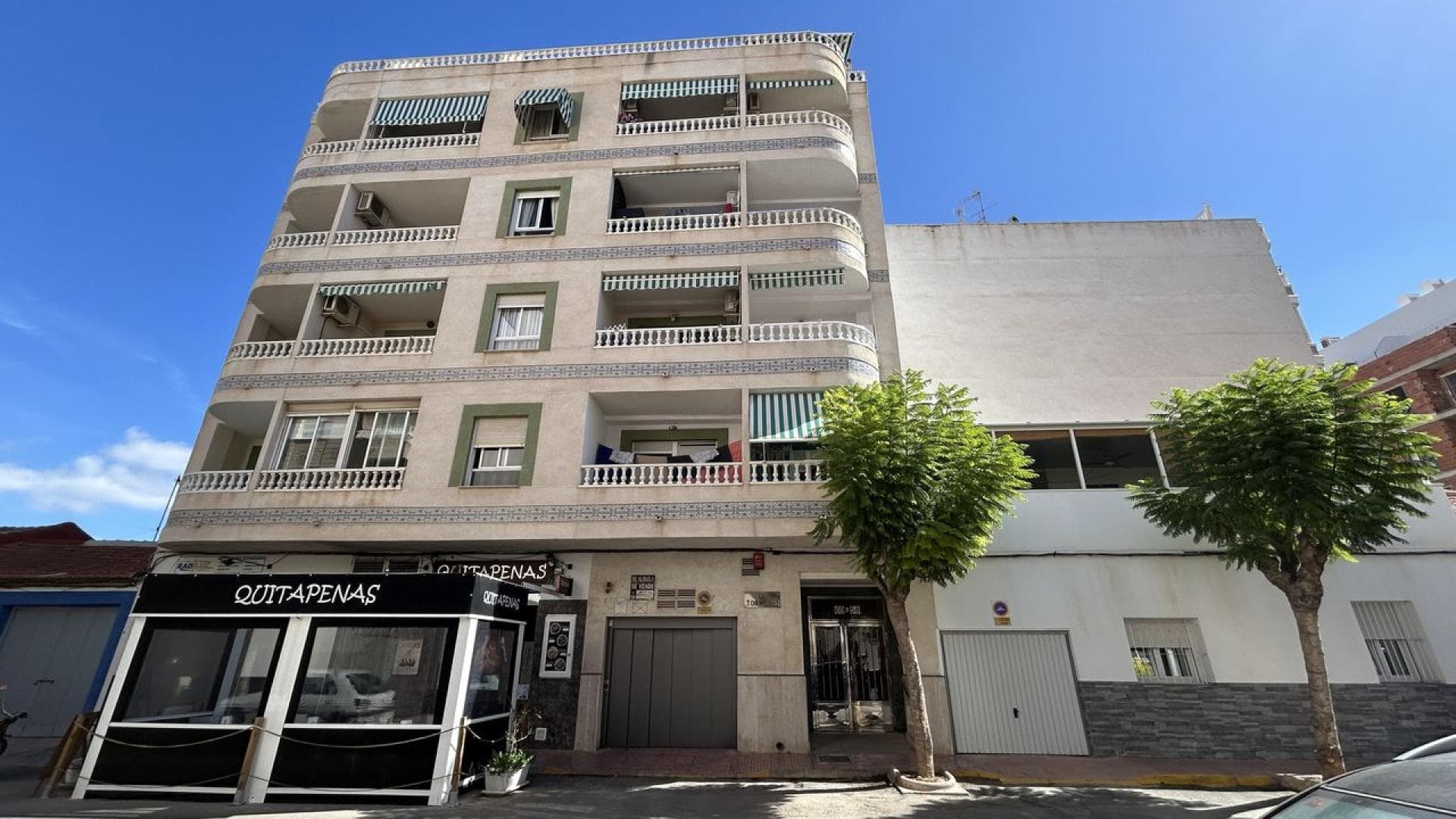 Leilighet til salgs i sentrum av Torrevieja med turistlisens, kun 800 meter fra stranden.Denne lyse leiligheten ligger i andre etasje i en bygning med heis, og har 2 soverom, 1 komplett bad med dusj, romslig stue/spisestue og åpen kjøkkenløsning. Nyt en koselig sørvestvendt terrasse, utstyrt med en markise, ideell for å nyte solen hele dagen.Prisen inkluderer en privat parkeringsplass i kjelleren, med adkomst med kjøretøyheis. I tillegg har bygningen et felles solarium som tilbyr utmerket utsikt.Leiligheten selges fullt møblert og utstyrt, klar til innflytting.Ligger i et område omgitt av alle nødvendige tjenester.
