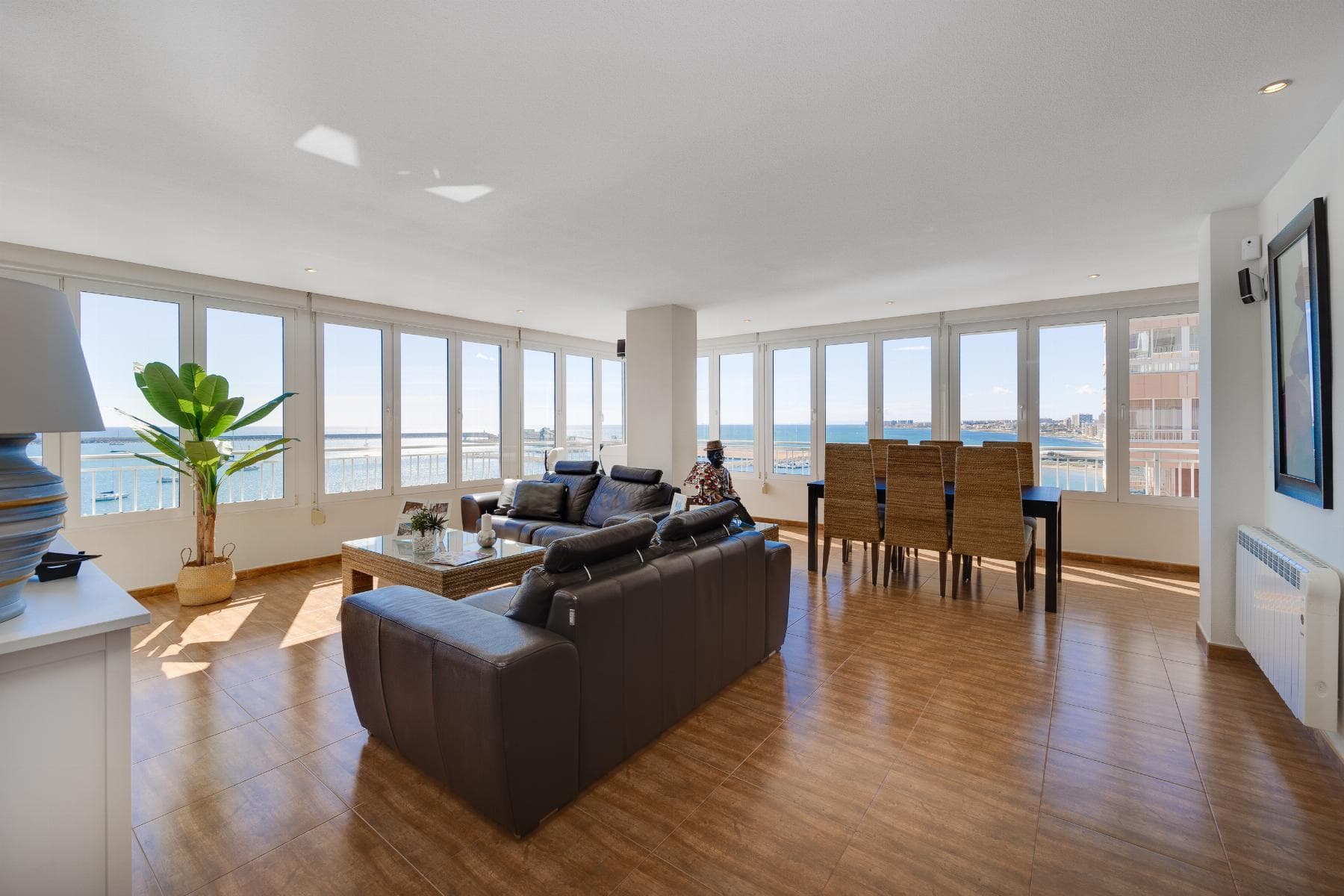 ¡VIVE EL SUEÑO MEDITERRÁNEO! APARTAMENTO EN PRIMERA LÍNEA DE PLAYA EN TORREVIEJA ¿Te imaginas despertar cada mañana con la brisa del mar y unas vistas impresionantes al Mediterráneo Este exclusivo apartamento reformado en primera línea de playa es la oportunidad que estabas esperando. Con una ubicación privilegiada en Torrevieja, este hogar te ofrece la combinación perfecta de confort, vistas espectaculares y calidad de vida. DETALLES DE LA PROPIEDAD Precio 379.990 € Superficie construida 100 m² aprox. Dormitorios 3 Todas las habitaciones con impresionantes vistas al mar Baños 2 baños completo Salón-comedor amplio con acceso a una terraza acristalada perfecta para disfrutar del mar en cualquier época del año Cocina Independiente, moderna y funcional Garaje privado incluido Piscina comunitaria para refrescarte y relajarte Orientación Sur-Sureste Máxima luminosidad y sol durante todo el día¡Listo para entrar a vivir y comenzar tu nueva vida en la costa! UBICACIÓN INMEJORABLE TORREVIEJA, COSTA BLANCASituado en una de las zonas más privilegiadas de Torrevieja, este apartamento te permite disfrutar de una amplia oferta de servicios y atracciones turísticas, todo a pocos minutos de tu hogar. Playas y Paseo Marítimo A pasos de las famosas Playa del Cura, Playa de Los Locos y Playa de La Mata, donde podrás relajarte bajo el sol, practicar deportes acuáticos o disfrutar de sus chiringuitos y restaurantes frente al mar. Centros comerciales y vida urbana A solo 15 minutos del Centro Comercial Habaneras y Zenia Boulevard, con tiendas de primeras marcas, restaurantes, cine y entretenimiento para toda la familia. Parque Natural de las Lagunas de La Mata y Torrevieja A solo 10 minutos en coche, este increíble espacio natural alberga la famosa Laguna Rosa, un espectáculo único donde podrás hacer senderismo y admirar su rica biodiversidad. Golf y ocio en Orihuela Costa A 20 minutos de los mejores campos de golf de la región, como Villamartín, Las Ramblas y Campoamor, ideales para los amantes de este deporte. Conexión con el mundo El Aeropuerto de Alicante está a solo 40 minutos, con vuelos nacionales e internacionales para facilitar cualquier viaje. CLIMA EXCEPCIONAL TODO EL AÑOTorrevieja es conocida por su clima mediterráneo único, con más de 320 días de sol al año y temperaturas suaves incluso en invierno. Esto la convierte en un destino ideal para vivir todo el año o disfrutar de unas vacaciones inolvidables. UN HOGAR DONDE LA VIDA SE DISFRUTA AL MÁXIMOEste apartamento es perfecto tanto para residencia habitual, casa de vacaciones o inversión inmobiliaria, gracias a su alta demanda en alquileres turísticos. ¡No dejes escapar esta oportunidad! Contáctanos para más información o para programar una visita.ApartamentoEnVenta Torrevieja PrimeraLíneaDePlaya CostaBlanca VidaMediterránea OportunidadÚnicaIBI 278 €COMUNIDAD 420 €