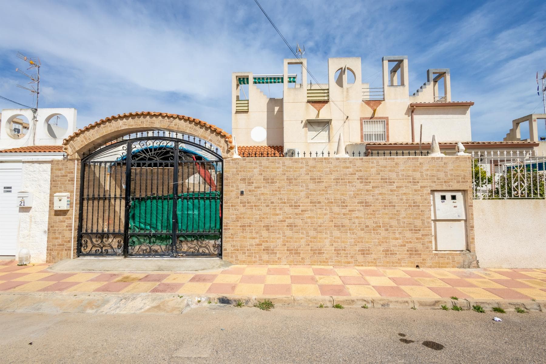 ¡Tu Paraíso en Torrevieja te Espera! Chalet con Piscina Privada y Solárium Descubre este espectacular chalet adosado en Torrevieja, un lugar donde el sol brilla más de 300 días al año y la calidad de vida es inmejorable. Por solo 189.990 €, disfruta de un hogar con todas las comodidades, en una zona tranquila y cerca de las mejores playas de la Costa Blanca. Características de la vivienda 4 dormitorios y 2 baños, ideal para familias o inversión. 86 m² construidos con un diseño moderno y funcional. Terraza delantera de 20 m², perfecta para relajarte o hacer barbacoas. Solárium privado de 30 m², ideal para tomar el sol o disfrutar de las vistas. Piscina privada y comunitaria, para refrescarte siempre que quieras. Amplio salón-comedor y cocina abierta, equipada con muebles y electrodomésticos. Orientación oeste, disfruta del sol y la luz natural todo el día. Garaje y trastero incluidos, para mayor comodidad. Ubicación privilegiada en Las Torretas - La SiestaSituado en una de las mejores zonas de Torrevieja, rodeado de supermercados, restaurantes, farmacias, bares y centros comerciales como Habaneras. A solo 40 min del Aeropuerto de Alicante, con excelente acceso a la AP-7 y transporte público. Torrevieja Playas, Naturaleza y OcioDisfruta de las impresionantes playas de La Mata, Los Locos y Punta Prima, a menos de 10 minutos en coche. Vive junto a la Laguna Rosa, un fenómeno natural único a solo 5 minutos, ideal para paseos y fotografía. También estarás cerca del Parque Natural de La Mata (6 km) y de los exclusivos campos de golf de Villamartín y Las Ramblas (15 min). Tu vida ideal empieza aquíTorrevieja te ofrece un clima perfecto, servicios de primera y un ambiente vibrante. ¡No dejes pasar esta oportunidad! Contáctanos para una visita.IBI 240 €COMUNIDAD NO TIENE