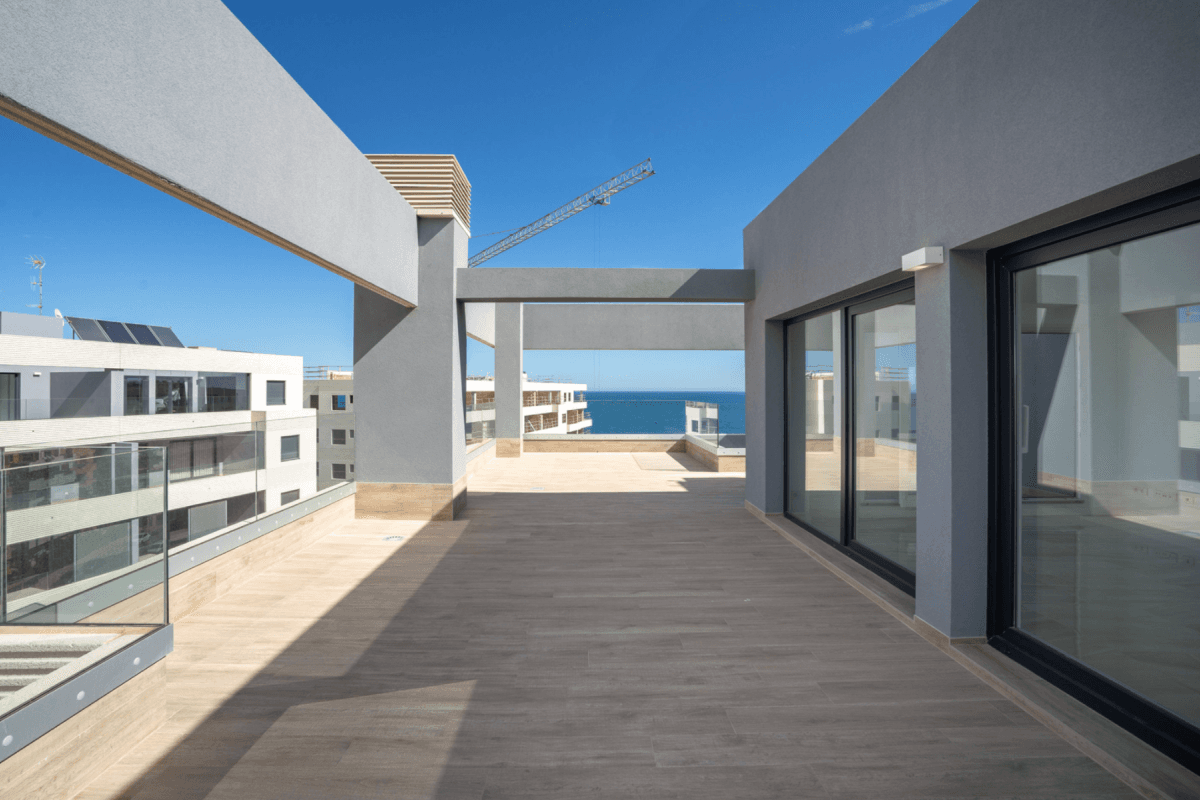 Ático en Primera Línea de Playa en Punta Prima Vistas al Mar y Lujo en Cada Rincón Precio 649.000 €Descubre este impresionante ático de 100 m² en Punta Prima, una de las zonas más privilegiadas de Torrevieja. Una propiedad única con vistas panorámicas al mar, ideal para quienes buscan calidad de vida, confort y una ubicación excepcional. 2 dormitorios 2 baños Terraza de 62 m² Salón-comedor amplio con cocina abierta Totalmente amueblado y equipado Piscinas comunitarias, zonas ajardinadas y área infantil Garaje y trastero incluidos Barbacoa privada y espacio para disfrutar al aire libre Ubicado en una comunidad exclusiva, este ático ofrece una experiencia inigualable junto al Mediterráneo. La urbanización se encuentra en primera línea de playa, rodeada de todos los servicios supermercados, farmacias, restaurantes, bares y centros comerciales. Además, está a solo 40 minutos del Aeropuerto de Alicante . Torrevieja Un Paraíso en la Costa Blanca Vivir en Torrevieja es sinónimo de calidad de vida. Disfruta de su clima mediterráneo, con más de 320 días de sol al año y temperaturas suaves incluso en invierno. Relájate en las playas de arena dorada como Punta Prima, La Zenia y Playa Flamenca, todas a pocos minutos de tu hogar.A solo 10 minutos, explora la famosa Laguna Rosa de Torrevieja, una maravilla natural única en Europa, perfecta para disfrutar de paseos al atardecer y baños con propiedades terapéuticas.A poca distancia encontrarás Centro Comercial La Zenia Boulevard (5 min) Puerto Deportivo y Paseo Marítimo de Torrevieja (10 min) Parque Natural de las Lagunas de La Mata y Torrevieja (15 min) No pierdas la oportunidad de vivir junto al mar con todas las comodidades. ¡Contáctanos ahora para más información y visitas!