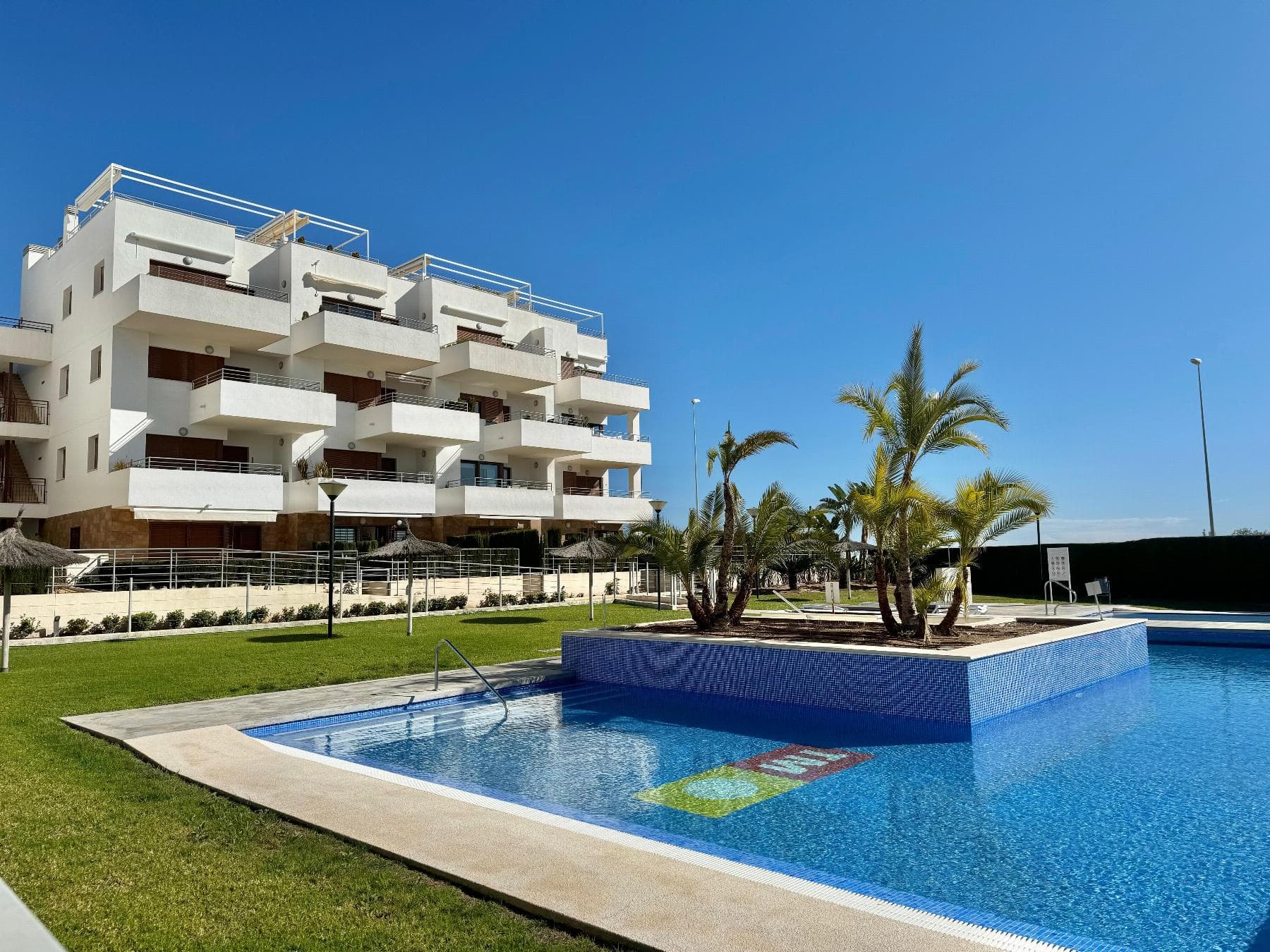 Descubre este espectacular apartamento bajo en Lomas de Cabo Roig, una de las zonas más exclusivas de Orihuela Costa. Con un diseño moderno y funcional, esta vivienda de 100 m² construidos, 65 m² útiles y 35 m² de jardín te ofrece todo el confort que necesitas para disfrutar de un estilo de vida privilegiado. CARACTERÍSTICAS DESTACADAS 2 dormitorios amplios con armarios empotrados. 2 baños completos con acabados de alta calidad. Salón-comedor espacioso y luminoso, ideal para compartir momentos inolvidables. Cocina americana moderna, totalmente equipada con electrodomésticos. Terraza de 6 m² en la entrada de la vivienda. Jardín privado de 35 m², perfecto para disfrutar del aire libre. Piscina comunitaria y amplias zonas verdes. Plaza de garaje incluida. Orientación sur, lo que garantiza luz natural durante todo el día. Construido en 2016, con un estado seminuevo y listo para entrar a vivir. UBICACIÓN PRIVILEGIADASituado en Lomas de Cabo Roig, este apartamento está rodeado de todos los servicios necesarios supermercados, farmacias, restaurantes, bares, centros comerciales y mucho más. Además, está a solo 45 minutos del Aeropuerto de Alicante, facilitando el acceso a residentes e inversores. ORIHUELA COSTA UN PARAÍSO MEDITERRÁNEOOrihuela Costa es sinónimo de calidad de vida, con un clima excepcional de más de 300 días de sol al año y temperaturas agradables durante todo el año.Disfruta de sus impresionantes playas de arena dorada y aguas cristalinas, como Cala Capitán, Playa Flamenca y La Zenia, ubicadas a pocos minutos en coche. Además, los amantes del golf encontrarán en los alrededores exclusivos campos como Las Colinas Golf Country Club y Villamartín Golf.A tan solo 10 minutos, se encuentra el famoso Centro Comercial La Zenia Boulevard, uno de los más grandes de la provincia, con una variada oferta de tiendas, gastronomía y entretenimiento. UNA INVERSIÓN SEGURA Y RENTABLEYa sea como vivienda habitual, residencia vacacional o inversión, este apartamento en Lomas de Cabo Roig es una oportunidad única. Precio 220.000 €  IBI 275 € COMUNIDAD 90 € MENSUALES ¡No dejes escapar esta oportunidad! Contáctanos para más información y visita este increíble hogar hoy mismo.