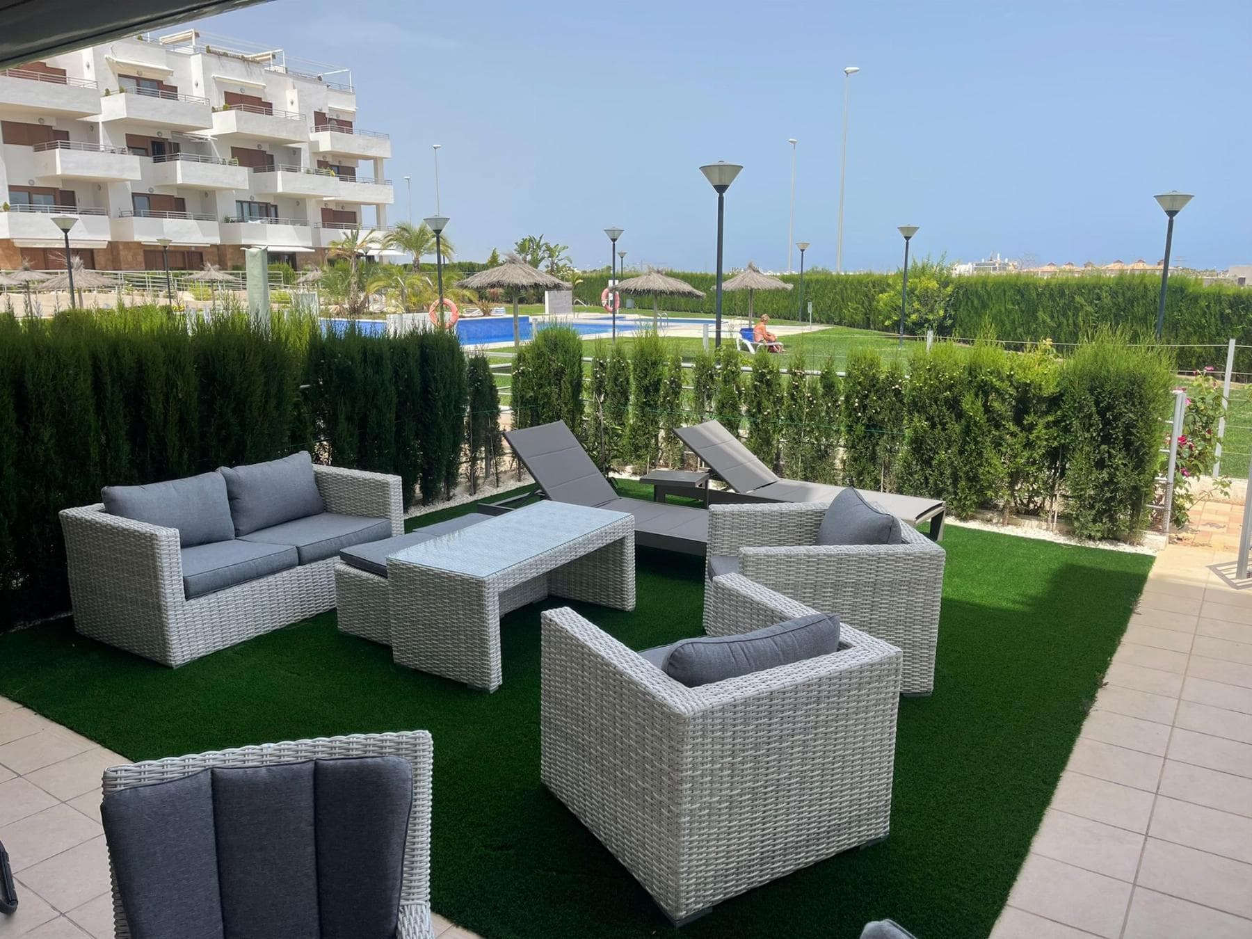 EXCLUSIVO APARTAMENTO EN LOMAS DE CABO ROIG - ORIHUELA COSTA Descubre este magnífico apartamento bajo en Lomas de Cabo Roig, una de las zonas más privilegiadas de Orihuela Costa. Con un diseño moderno y elegante, esta vivienda de 100 m² construidos, 62 m² útiles y 38 m² de jardín es el lugar perfecto para disfrutar del Mediterráneo. CARACTERÍSTICAS DESTACADAS 2 dormitorios espaciosos con armarios empotrados. 2 baños completos con acabados de alta calidad. Salón-comedor amplio, ideal para reuniones familiares y con amigos. Cocina amueblada con electrodomésticos incluidos. Terraza de 6 m² en la entrada de la vivienda. Jardín privado de 38 m², ideal para relajarse al aire libre. Piscina comunitaria y extensas zonas verdes. 2 plazas de garaje (una exterior y otra interior). Orientación este, perfecta para aprovechar la luz natural. Construido en 2016, seminuevo y listo para habitar. Residencial privado, con mayor seguridad y privacidad. UBICACIÓN EXCEPCIONALUbicado en Lomas de Cabo Roig, este apartamento cuenta con todos los servicios esenciales cerca supermercados, farmacias, restaurantes, bares, centros comerciales y más. Además, está a solo 45 minutos del Aeropuerto de Alicante, lo que facilita el acceso a residentes e inversores. ORIHUELA COSTA CALIDAD DE VIDA GARANTIZADAOrihuela Costa ofrece un clima envidiable con más de 300 días de sol al año y temperaturas suaves, convirtiéndolo en un destino ideal para vivir o vacacionar.Disfruta de sus paradisíacas playas de arena dorada y aguas cristalinas, como Playa Flamenca, La Zenia y Cala Capitán, a pocos minutos en coche. Además, si eres amante del golf, encontrarás campos de renombre como Villamartín Golf y Las Colinas Golf Country Club.A solo 10 minutos, el Centro Comercial La Zenia Boulevard ofrece una amplia variedad de tiendas, restaurantes y entretenimiento. UNA INVERSIÓN INTELIGENTE Y RENTABLEIdeal como vivienda habitual, segunda residencia o inversión, este apartamento en Lomas de Cabo Roig es una oportunidad única. Precio doscientos cincuenta mil euros (250.000 €) ¡No dejes pasar esta oportunidad! Contáctanos para más información y visita esta maravillosa propiedad hoy mismo.