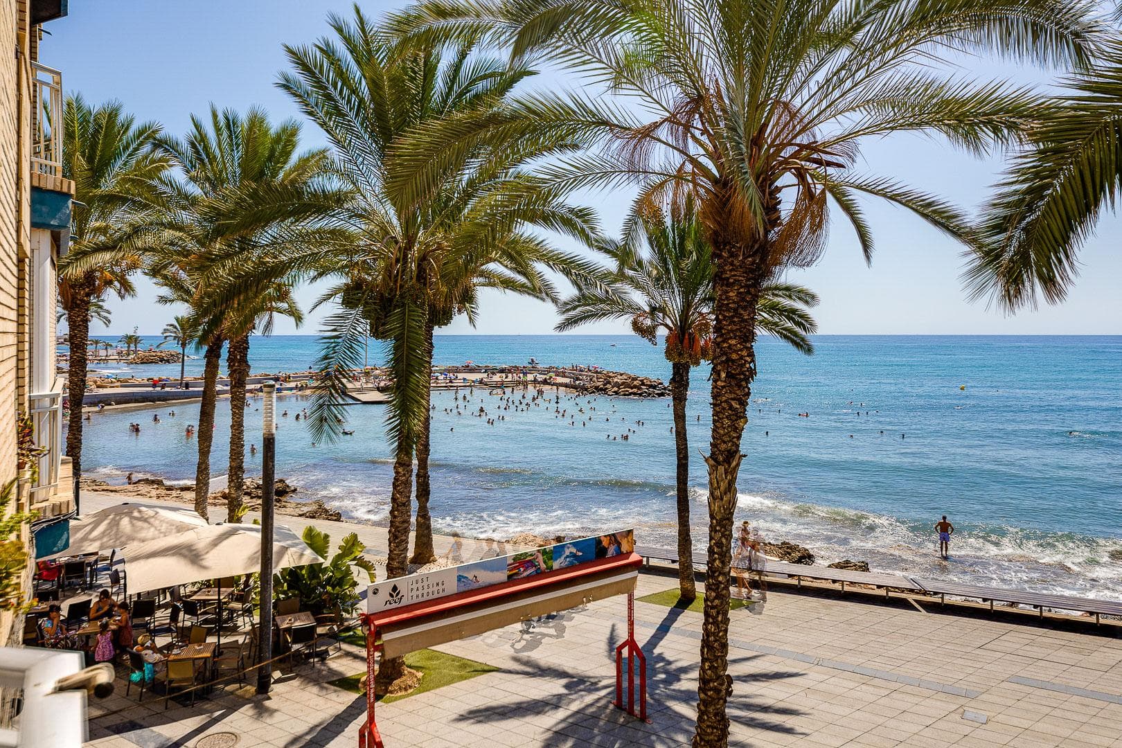 VIVE EL SUEÑO FRENTE AL MAR EN TORREVIEJA - APARTAMENTO EN PRIMERA LÍNEADescubre este espectacular apartamento en primera línea de playa en el icónico Paseo Juan Aparicio de Torrevieja. Con una ubicación privilegiada frente al mar Mediterráneo y a las famosas piscinas naturales, este hogar es ideal para quienes buscan calidad de vida, tranquilidad y belleza costera. Características de la vivienda4 amplios dormitorios, el principal con baño en suite y bañera.2 baños completos.130 m² de superficie construida aproximadamente.Terraza de 6 m² con impresionantes vistas al mar.Salón-comedor espacioso y luminoso.Cocina francesa totalmente equipada.Amueblado y con electrodomésticos incluidos.Piscina comunitaria.Orientación sur, garantizando luz natural todo el día.Plaza de garaje opcional (15.000 €).Semi reformado, listo para entrar a vivir. Ubicación inmejorableSituado en el Paseo Marítimo, a escasos metros de la arena dorada y el agua cristalina de la playa. Este paseo es una de las joyas de Torrevieja, con su moderna infraestructura, zonas de descanso, esculturas icónicas y una gran variedad de bares y restaurantes con terrazas que ofrecen vistas panorámicas al Mediterráneo. Un lugar ideal para pasear, disfrutar de la brisa marina o simplemente contemplar uno de los atardeceres más hermosos de la Costa Blanca.A pocos minutos a pie encontrarás supermercados, farmacias, restaurantes, bares y centros comerciales. Además, está a tan solo 40 minutos en coche del Aeropuerto de Alicante. Un entorno de ensueñoTorrevieja es famosa por sus playas de bandera azul como La Mata, Los Locos y Playa del Cura. Además, está rodeada por el Parque Natural de las Lagunas de La Mata y Torrevieja, con sus características aguas rosadas y su biodiversidad única. Su puerto deportivo y su vibrante vida nocturna también son parte del atractivo de esta ciudad. A tan solo 15 minutos se encuentra Orihuela Costa, con su exclusivo campo de golf en Villamartín, las paradisíacas calas de Cabo Roig y el prestigioso centro comercial La Zenia Boulevard, el más grande de la provincia. Calidad de vida y clima idealCon más de 300 días de sol al año y temperaturas agradables durante todo el año, Torrevieja es un destino perfecto tanto para vivir como para invertir en una segunda residencia. Su excelente conexión con otras ciudades y su oferta gastronómica basada en pescados y mariscos frescos, sumado a su ambiente relajado, hacen de esta ciudad el lugar perfecto para disfrutar de una vida junto al mar. Precio 285.000 €No pierdas la oportunidad de despertar cada día con el sonido del mar y unas vistas inigualables. Contáctanos para más información y agenda tu visita hoy mismo.
