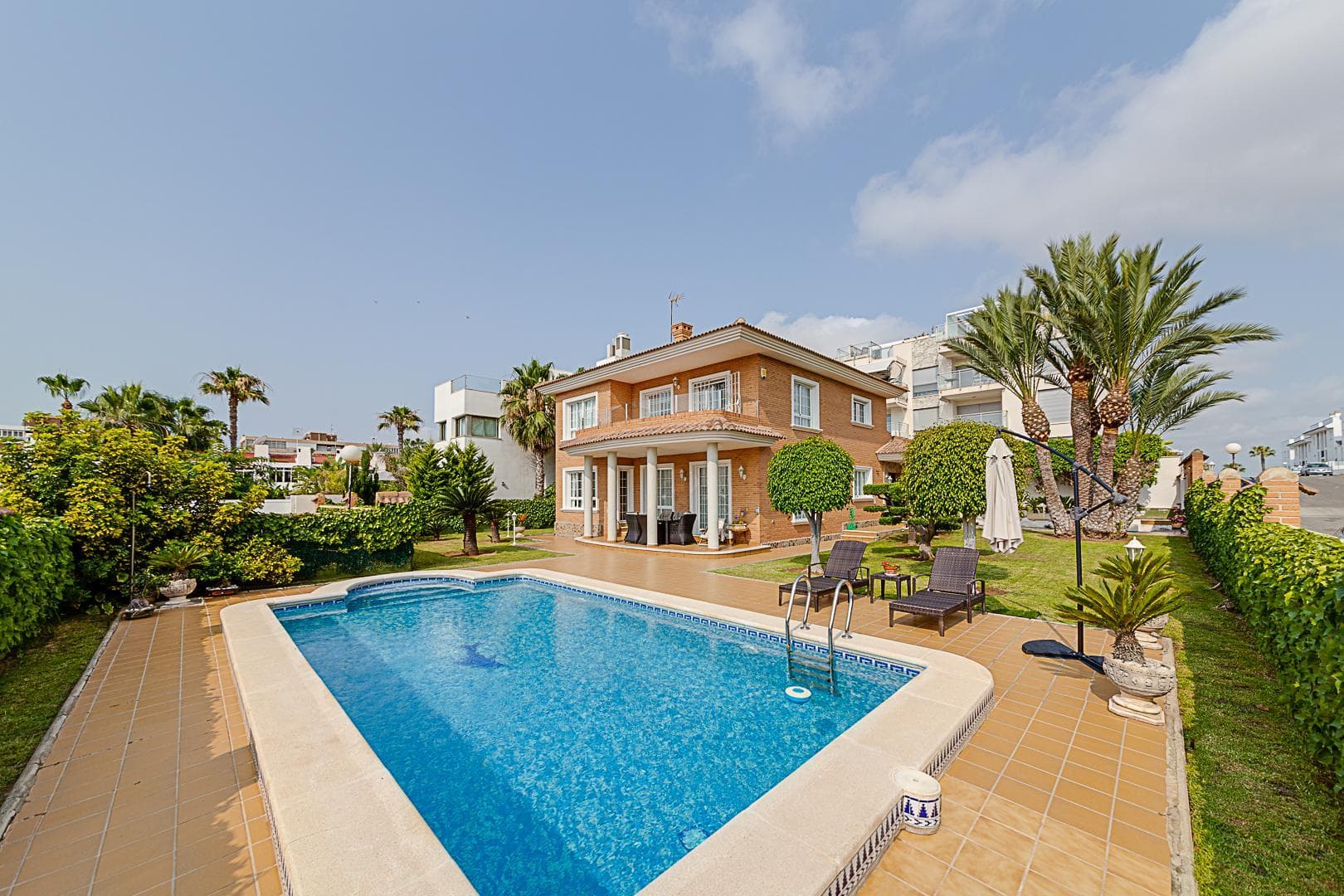 EXCLUSIVO CHALET INDEPENDIENTE CON VISTAS AL MAR EN LA VELETA - TORREVIEJA VIVE EL LUJO A 50 METROS DEL MAR MEDITERRÁNEO Si buscas una vivienda de ensueño en la Costa Blanca, este impresionante chalet independiente en La Veleta, Torrevieja, es la elección perfecta. Con una superficie construida de 430 m² sobre una parcela de 800 m², esta propiedad ofrece privacidad, confort y exclusividad en una de las zonas más cotizadas de la región. CARACTERÍSTICAS PRINCIPALES 5 dormitorios amplios 3 baños completos Salón-comedor espacioso y luminoso Cocina independiente totalmente equipada Piscina privada y amplias zonas verdes Zona de barbacoa para disfrutar al aire libre Garaje y bodega en la planta baja Calefacción central y aire acondicionado Placas solares, eficiencia y sostenibilidad Orientación sur, sol todo el día Terraza con vistas despejadas y al mar Espectaculares vistas al mar desde varias estancias UBICACIÓN PRIVILEGIADASituado en La Veleta, una exclusiva urbanización de Torrevieja, este chalet está a solo 50 metros del mar, donde podrás disfrutar de las aguas cristalinas de la Costa Blanca. Además, está rodeado de todos los servicios necesarios supermercados, farmacias, bares, restaurantes y centros comerciales, y con excelente conexión al Aeropuerto de Alicante (a 40 min en coche). UN ESTILO DE VIDA INIGUALABLETorrevieja ofrece una calidad de vida excepcional, con su clima mediterráneo, 320 días de sol al año y temperaturas suaves. Sus famosas playas como La Mata, Los Naufragos y Playa del Cura están a pocos minutos, así como las espectaculares calas de Orihuela Costa. OCIO Y TURISMOEstás cerca de los parques naturales de las Lagunas de La Mata y Torrevieja, el puerto deportivo, campos de golf de renombre como Las Colinas Golf Country Club (25 min) y el centro histórico de Orihuela (35 min). PRECIO 1.575.000 € No dejes pasar esta oportunidad contáctanos para más información y una visita privada.