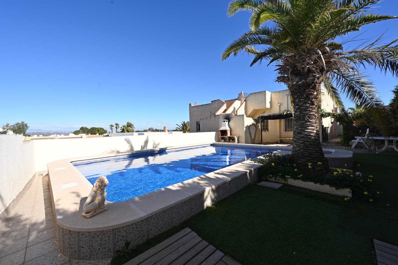 ¡Vivienda Adosada en Torrevieja Comodidad, Estilo y Ubicación Inmejorable!Te presentamos esta espectacular casa adosada en Torrevieja, una oportunidad única para disfrutar del sol, el mar y la calidad de vida que ofrece esta maravillosa ciudad de la Costa Blanca.Con 167 m² construidos y una amplia parcela de 380 m², esta propiedad cuenta con 2 dormitorios luminosos, un moderno baño y un cómodo aseo. La casa dispone de un salón-comedor con acceso directo a un porche delantero de 8 m², ideal para disfrutar del clima mediterráneo. La cocina abierta y totalmente equipada con muebles y electrodomésticos ofrece una experiencia práctica y funcional para el día a día. Además, el solarium privado de 80 m² es el lugar perfecto para relajarte mientras disfrutas de las vistas.El garaje privado y el trastero añaden comodidad y espacio adicional para tus pertenencias. Lo mejor de todo es la piscina privada y las amplias zonas verdes que rodean la propiedad, creando un ambiente tranquilo y exclusivo. Además, la vivienda se encuentra orientada al este, lo que te garantiza disfrutar de las horas de sol más agradables durante el día.Ubicada en una de las zonas más cotizadas de Torrevieja, en el barrio de Los Balcones, tendrás acceso a una amplia gama de servicios cercanos, como comercios, restaurantes, supermercados, farmacias, y centros comerciales, que te garantizarán comodidad y entretenimiento. Además, con el Aeropuerto de Alicante a tan solo 40 minutos en coche, viajar será una experiencia fácil y accesible.Torrevieja es famosa por sus impresionantes playas como la Playa de los Náufragos y la Playa de la Mata, a solo unos minutos en coche. Además, podrás disfrutar de la belleza de la Laguna Rosa y del Parque Natural de las Salinas. Orihuela Costa, con sus exclusivas calas y paisajes naturales, se encuentra a pocos kilómetros, ofreciendo actividades de ocio y entretenimiento para toda la familia.El clima mediterráneo de Torrevieja, con más de 300 días de sol al año, te permitirá disfrutar de una vida relajada y saludable, rodeado de belleza natural y un ambiente acogedor. Esta ciudad te ofrece una calidad de vida excepcional, combinando tranquilidad y acceso a servicios de primer nivel.No dejes pasar esta oportunidad única. ¡Contacta con nosotros para más información y ven a descubrir tu nuevo hogar en la Costa Blanca!Precio 275.000 €IBI 240 €¡Tu nuevo hogar te espera!