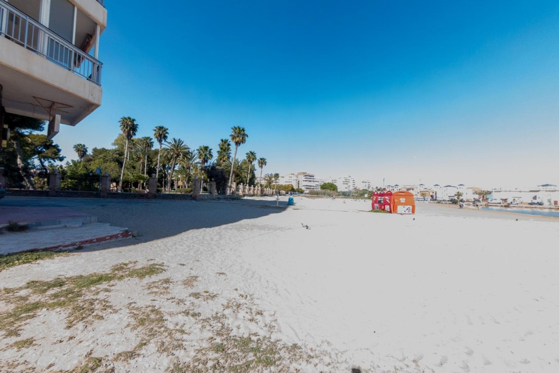 EXCLUSIVO APARTAMENTO EN PRIMERA LÍNEA DE PLAYA EN TORREVIEJA - OPORTUNIDAD €136.000 3 DORMITORIOS 2 BAÑOS 100 m² AMUEBLADO Y EQUIPADODescubre este maravilloso apartamento en planta baja, ubicado en una de las zonas más privilegiadas de Torrevieja, en primera línea de playa, con vistas espectaculares al mar Mediterráneo. Diseñado para disfrutar del confort y la calidad de vida que ofrece la Costa Blanca, esta propiedad es ideal tanto para vivir todo el año como para disfrutar de unas inolvidables vacaciones. CARACTERÍSTICAS PRINCIPALESUbicación inmejorable Primera línea de playa, a pocos metros del mar.Superficie aproximada 105 m² construidos.3 dormitorios amplios y luminosos2 baños completos con acabados de calidad.Salón-comedor espacioso y cálido, ideal para reuniones familiares.Cocina independiente totalmente equipada con electrodomésticos.Totalmente amueblado, listo para entrar a vivir. SERVICIOS Y COMODIDADES CERCANASEste apartamento se encuentra en una zona con todos los servicios a su alcance supermercados, farmacias, restaurantes, bares, centros comerciales y mucho más. Además, está muy bien comunicado con el Aeropuerto de Alicante, a tan solo 40 minutos en coche. TORREVIEJA Y ORIHUELA COSTA PARAÍSO MEDITERRÁNEOTorrevieja es una de las localidades más deseadas de la Costa Blanca gracias a su clima cálido con más de 320 días de sol al año.A solo 15 minutos, encontramos Orihuela Costa, famosa por sus espectaculares playas de arena dorada, como Playa Flamenca, La Zenia y Cabo Roig, ideales para disfrutar del mar y del deporte acuático. Además, está rodeado de los mejores campos de golf de la región, como Villamartín, Las Ramblas y Campoamor. LUGARES TURÍSTICOS IMPERDIBLESParque Natural de las Lagunas de La Mata y Torrevieja (15 min) Maravilloso entorno natural con lagunas rosas y rutas para senderismo.Paseo Marítimo y Puerto de Torrevieja (5 min) Perfecto para disfrutar de un paseo junto al mar.Centro Comercial Zenia Boulevard (10 min) El más grande de la provincia, ideal para compras y ocio.Isla de Tabarca (excursiones desde Torrevieja) Un paraíso para el buceo y la gastronomía.Este apartamento no es solo una propiedad, es un estilo de vida en un entorno espectacular.IBI345,97 € No dejes pasar esta oportunidad Contáctanos para más información y para agendar una visita.