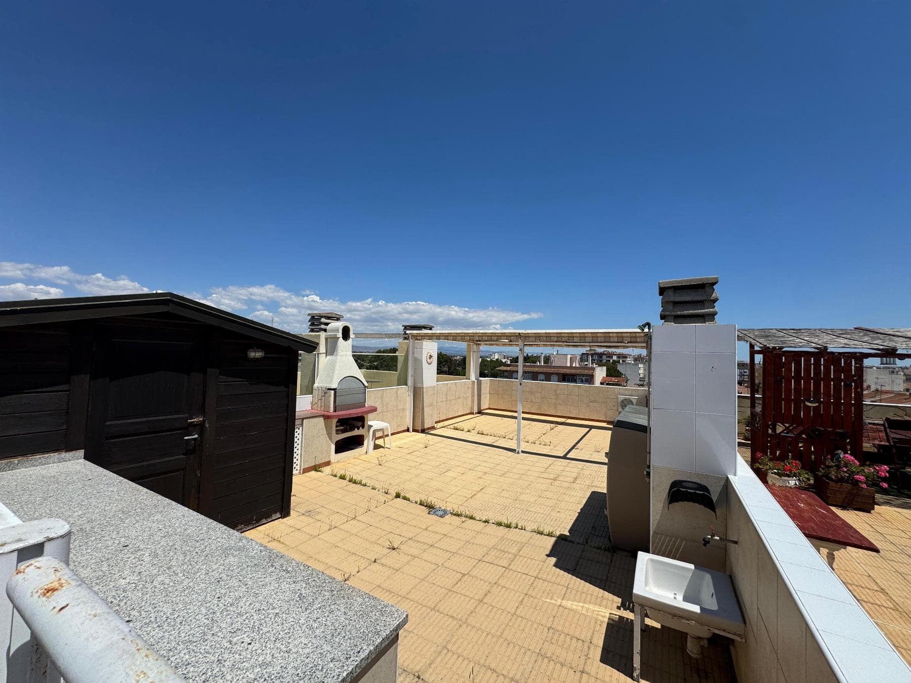 ¡Tu refugio perfecto en la Costa Blanca! Apartamento con solárium privado y piscina en Almoradí por solo 126.000€Presentamos este magnífico apartamento en Almoradí, ideal para quienes buscan una vivienda en la soleada Costa Blanca, rodeada de servicios y con excelente calidad de vida. Con un precio irresistible de 126.000€, esta propiedad ofrece 82m² construidos, distribuidos en 2 cómodos dormitorios, 1 baño completo, amplio salón comedor con aire acondicionado, y cocina independiente totalmente equipada. Disfruta de una terraza de 7m² y un espectacular solárium privado de 65m² con zona de barbacoa,perfecto para reuniones familiares, tomar el sol o relajarte al aire libre.Con plaza de garaje incluida. La urbanización cuenta con piscina comunitaria y está ubicada en una zona tranquila pero muy bien comunicada. A pocos pasos encontrarás supermercados, farmacias, bares, restaurantes, comercios locales y centros comerciales. El Aeropuerto de Alicante está a tan solo 35 minutos en coche, facilitando las conexiones nacionales e internacionales.Almoradí es un encantador municipio del interior de la Vega Baja, conocido por su ambiente tradicional, su arquitectura típica mediterránea y sus calles arboladas. Destaca su famosa Plaza de la Constitución, el mercado de los sábados (uno de los más populares de la zona), y su cercanía a atractivos naturales como el Río Segura y el Parque Natural de las Lagunas de La Mata y Torrevieja (a solo 20 minutos).A tan solo 25 minutos en coche podrás disfrutar de las playas de Guardamar del Segura, La Mata o Torrevieja, con aguas cristalinas y bandera azul, ideales para el baño, deportes acuáticos o largos paseos frente al mar.El clima mediterráneo de Almoradí garantiza más de 300 días de sol al año, creando un entorno saludable, relajado y con gran calidad de vida. Una zona perfecta tanto para vivir todo el año como para vacaciones.No dejes pasar esta oportunidad única de vivir en un entorno auténtico y privilegiado de la Costa Blanca. ¡Contáctanos hoy y agenda tu visita!