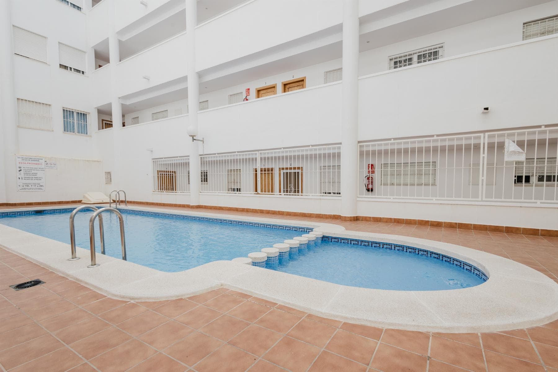 ¡Viva la Costa Blanca! Apartamento en Tercera Planta con Piscina a Solo 400m de la Playa del Acequión 126.000€Descubra este acogedor apartamento ubicado en tercera planta, a tan solo 460 metros de la Playa del Acequión, en la vibrante ciudad de Torrevieja. Con un precio inmejorable de 126.000€, esta propiedad es ideal tanto como vivienda habitual, segunda residencia o inversión para alquiler vacacional.Construida en el año 2002, la vivienda ofrece aproximadamente 63m² de superficie construida, distribuidos de manera funcional. Dispone de 2 dormitorios luminosos, 1 baño completo, una cocina independiente con lavadero, y un amplio salón comedor que se abre a una terraza privada de unos 5m², perfecta para disfrutar del clima mediterráneo. La urbanización cuenta con piscina comunitaria, ideal para refrescarse en los meses más cálidos.La ubicación es simplemente inmejorable. Rodeada de todos los servicios esenciales supermercados, farmacias, restaurantes, bares, centros comerciales, y con excelente conexión al transporte público. Además, está a solo 40 minutos del Aeropuerto de Alicante, lo que la convierte en una opción práctica para quienes viajan con frecuencia.Torrevieja es uno de los destinos más deseados de la Costa Blanca, conocido por su excelente calidad de vida, sus más de 320 días de sol al año, y una oferta turística y cultural para todos los gustos. A pocos minutos podrá visitar el Paseo Marítimo, las Salinas de Torrevieja (con su famosa laguna rosa), el Parque Natural de las Lagunas de La Mata, y el Aquópolis, entre otros atractivos.Las playas cercanas, como Playa del Cura, Los Náufragos, La Mata y Los Locos, ofrecen arena fina, aguas tranquilas y todos los servicios necesarios para disfrutar del mar en familia.No deje pasar esta oportunidad única de vivir o invertir en uno de los enclaves más atractivos del Mediterráneo.COMUNIDAD 78 € TRIMESTRAL¡Contáctenos hoy y haga realidad su sueño en la Costa Blanca!
