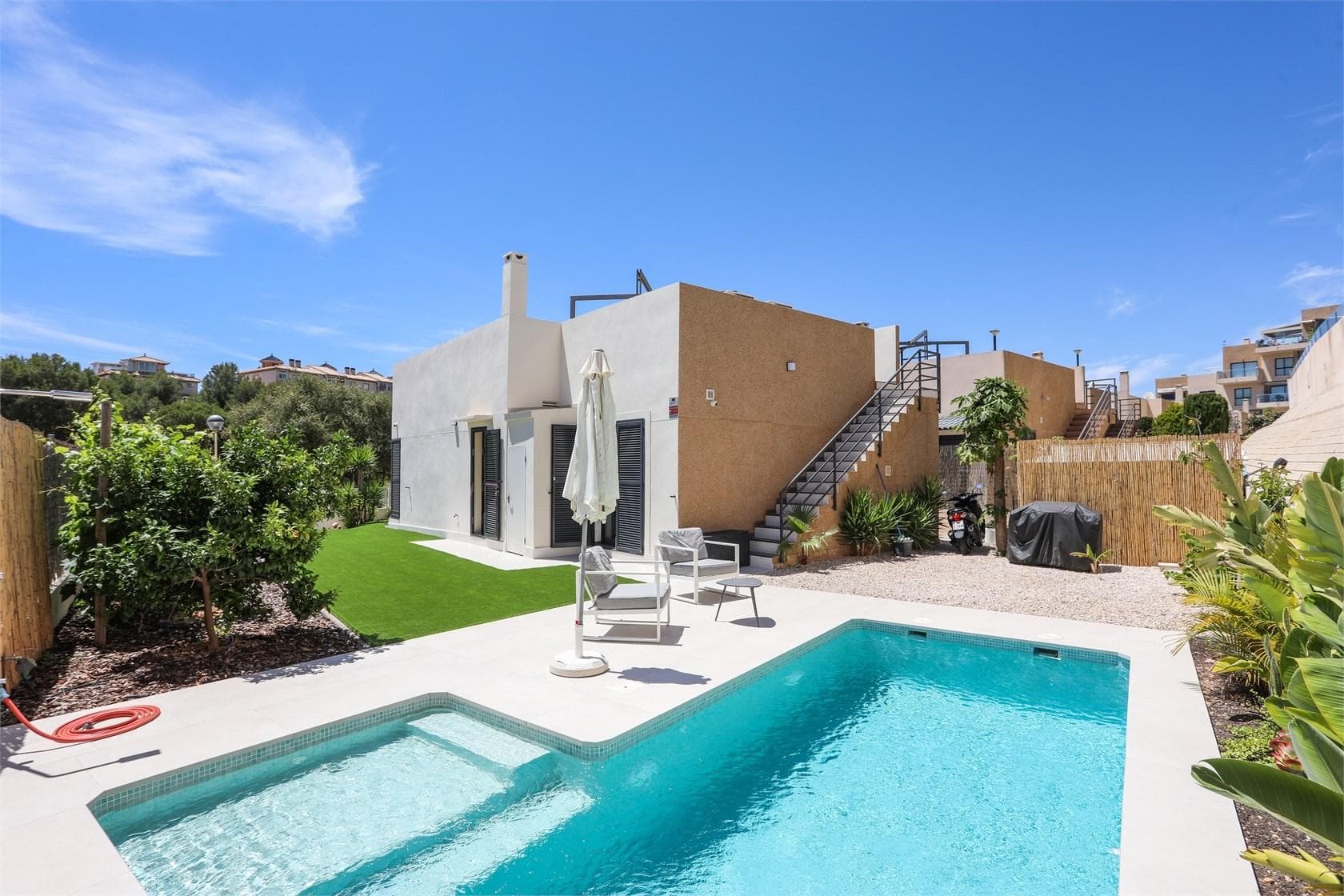 Luxury detached villa with private pool in La Zenia Experience the charm of Orihuela Costa for €519,000!We present this spectacular contemporary-style detached house, built in 2022, located on the sought-after Calle Rocío, 18, in La Zenia, Orihuela Costa. With a plot of 320 m² and a built area of 82 m², this property has been designed to offer comfort, privacy and quality of life in one of the most privileged settings in the Mediterranean.It has 3 bedrooms, 2 full bathrooms, a modern and fully equipped open-plan kitchen, integrated into a spacious and bright living-dining room with high-quality finishes. It has air conditioning, heating, private parking, a large private solarium with unobstructed views, and a large open terrace perfect for al fresco dining or relaxing moments.Outside, you will find an elegant private swimming pool surrounded by space for sunbathing, barbecues or simply enjoying the sea breeze.Privileged location1 km (12 minutes´ walk) from La Zenia Beach, one of the most beautiful in the area, with fine sand and crystal-clear waters.1.1 km from Cala Capitán, a quiet, family-friendly cove.Just 800 metres from Zenia Boulevard Shopping Centre, the largest in the province, with more than 150 shops, leisure areas, restaurants and events throughout the year.A few minutes´ walk from bars, supermarkets, pharmacies, shops and international restaurants.45 minutes from Alicante Airport (43 km), ensuring excellent international connections. Quality of life and tourism in Orihuela CostaOrihuela Costa is one of the most highly rated destinations on the Costa Blanca, known for its mild climate with over 320 days of sunshine a year and average temperatures of 18-20ºC. It offers a wide range of activitiesGolf courses such as Villamartín, Las Ramblas and Campoamor less than 10 minutes away.Water sports, cycling, hiking and wellness centres.Natural parks such as the Lagunas de La Mata and Torrevieja 15 minutes away.Nightlife, markets and traditional festivities such as Holy Week and the Patron Saint´s Day celebrations in Orihuela.Orihuela Costa is not just a place to live, it is a lifestyle. This property is ideal both as a permanent residence and for those looking for a solid investment for holiday rentals.COMMUNITY €540/year Are you interested in this villa in La ZeniaDon´t hesitate to contact us.We will be happy to give you all the information you need, arrange a viewing or advise you on the purchase process.Call or write to us today. Your new home by the sea is waiting for you!