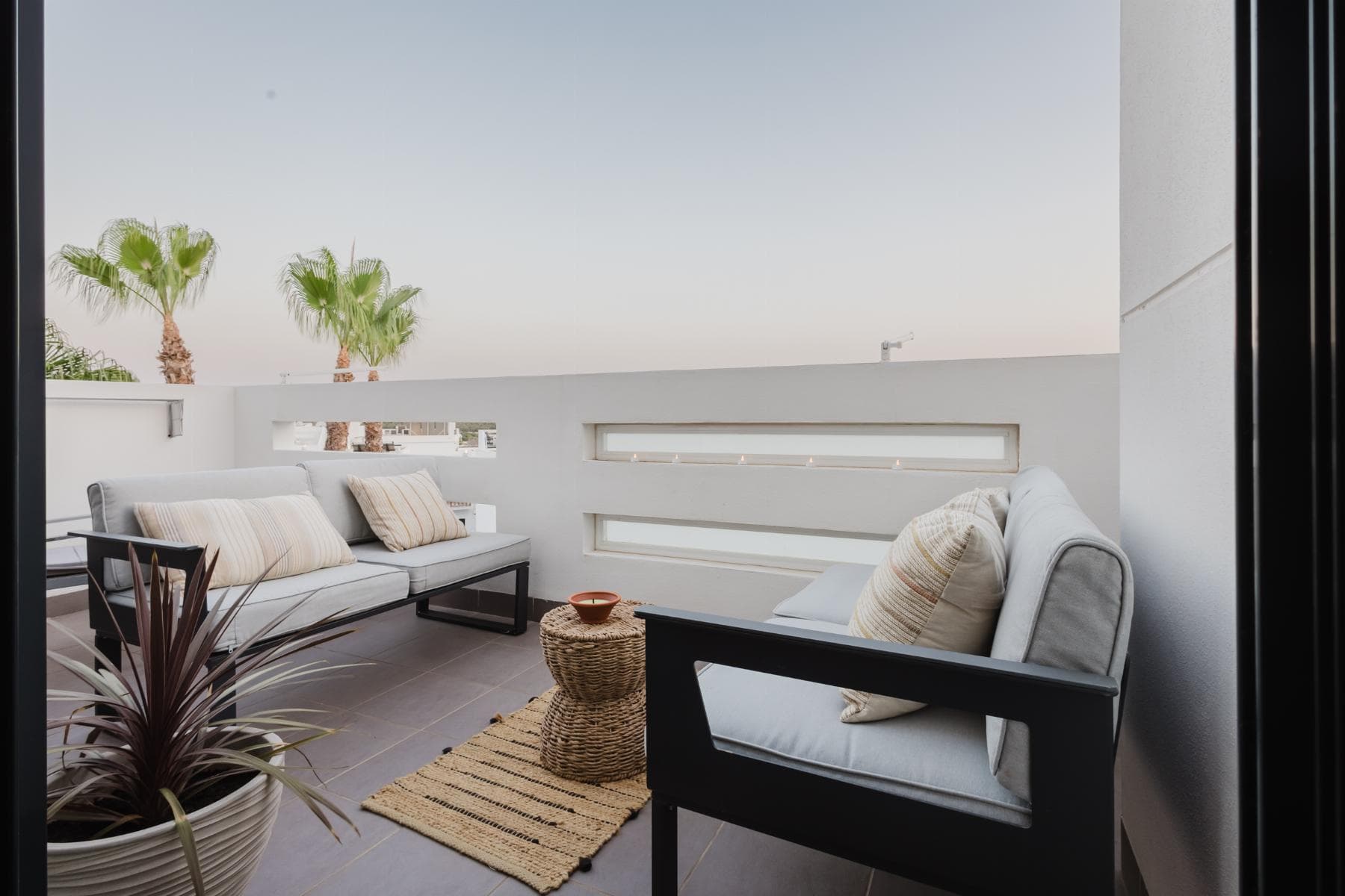 penthouse de Ensueño en Campo de Golf La Rambla Vistas al Mar, Montaña y Golf Solárium Privado Seguridad 24h 365.000€Descubre este espectacular penthouse en Orihuela Costa, ubicado dentro del exclusivo Campo de Golf La Rambla, en una urbanización con seguridad 24 horas y rodeado de naturaleza, tranquilidad y servicios de primera.Con 77,54 m² construidos, esta propiedad cuenta con 2 dormitorios, 1 baño completo y una elegante cocina abierta al salón. Su distribución y múltiples orientaciones (Sur, Sureste, Este y Oeste) permiten que la luz natural bañe cada rincón del hogar durante todo el día.Disfruta del exterior como nunca Solárium privado de 25,63 m² con impresionantes vistas al mar, la montaña y el campo de golf Porche con acceso a dos terrazas (19,84 m²) Jardín comunitario de 7 m², piscina y zonas verdesConstruido en 2012, el penthouse está listo para entrar a vivir, en perfecto estado, ideal tanto como vivienda habitual, segunda residencia o inversión vacacional. Ubicación privilegiadaA 3 minutos del Campo de Golf La RamblaA 10 min del Centro Comercial Zenia BoulevardA 12 min de las playas de Campoamor, Cabo Roig y La ZeniaA 20 min del centro de Torrevieja y sus salinasA 45 min del Aeropuerto de Alicante Disfruta del clima mediterráneo con más de 300 días de sol al año y una calidad de vida incomparable. Vive el estilo de vida que mereces. Contáctanos hoy y agenda tu visita.IBI 101 €Comunidad 315 € TrimestralesÁticoEnGolfLaRambla OrihuelaCosta VistasAlMar SolariumPrivado GolfView InmobiliariaCostaBlanca ListoParaEntrarAVivir