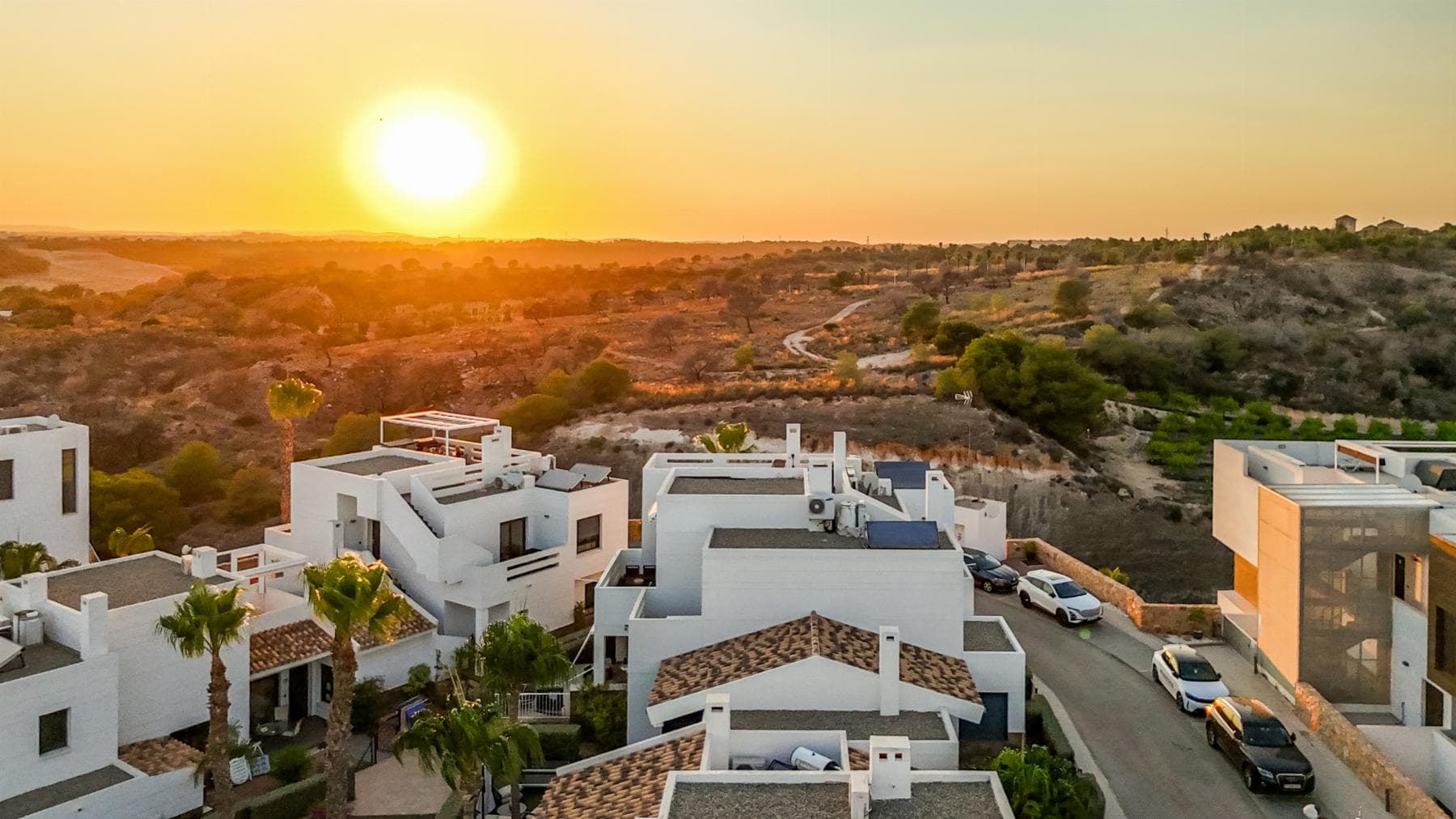 penthouse de Ensueño en Campo de Golf La Rambla Vistas al Mar, Montaña y Golf Solárium Privado Seguridad 24h 387.000€Descubre este espectacular penthouse en Orihuela Costa, ubicado dentro del exclusivo Campo de Golf La Rambla, en una urbanización con seguridad 24 horas y rodeado de naturaleza, tranquilidad y servicios de primera.Con 77,54 m² construidos, esta propiedad cuenta con 2 dormitorios, 1 baño completo y una elegante cocina abierta al salón. Su distribución y múltiples orientaciones (Sur, Sureste, Este y Oeste) permiten que la luz natural bañe cada rincón del hogar durante todo el día.Disfruta del exterior como nunca Solárium privado de 25,63 m² con impresionantes vistas al mar, la montaña y el campo de golf Porche con acceso a dos terrazas (19,84 m²) Jardín comunitario de 7 m², piscina y zonas verdesConstruido en 2012, el penthouse está listo para entrar a vivir, en perfecto estado, ideal tanto como vivienda habitual, segunda residencia o inversión vacacional. Ubicación privilegiadaA 3 minutos del Campo de Golf La RamblaA 10 min del Centro Comercial Zenia BoulevardA 12 min de las playas de Campoamor, Cabo Roig y La ZeniaA 20 min del centro de Torrevieja y sus salinasA 45 min del Aeropuerto de Alicante Disfruta del clima mediterráneo con más de 300 días de sol al año y una calidad de vida incomparable. Vive el estilo de vida que mereces. Contáctanos hoy y agenda tu visita.ÁticoEnGolfLaRambla OrihuelaCosta VistasAlMar SolariumPrivado GolfView InmobiliariaCostaBlanca ListoParaEntrarAVivir