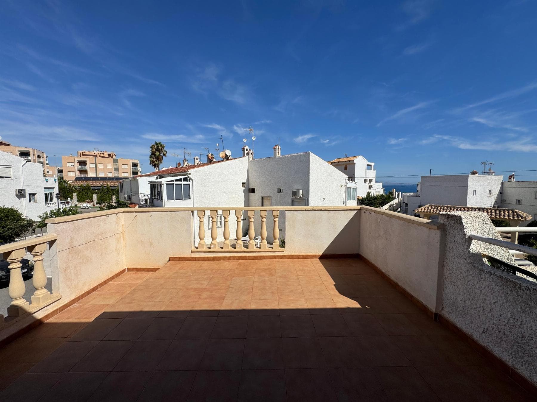 Duplex con Solárium Privado y Vistas al Mar en Cabo Cervera La Mata 154.900 €Descubre este encantador dúplex listo para entrar a vivir en una de las zonas más codiciadas de Torrevieja Cabo Cervera La Mata. Con un precio inmejorable de 154.900 €, esta propiedad combina ubicación privilegiada, comodidad y un estilo de vida mediterráneo único.Características principales Superficie 52 m² construidos 2 dormitorios amplios 2 baños completos Solárium privado de 18 m² con vistas panorámicas al mar Plaza de aparcamiento en la puerta de la vivienda A tan solo 200 metros de la Playa de La Mata Urbanización privada construida en 1986, tranquila y seguraCalidad de vida en TorreviejaTorrevieja es sinónimo de clima privilegiado, con más de 300 días de sol al año y temperaturas suaves durante todo el año. La zona de La Mata es famosa por su playa de arena fina con Bandera Azul, símbolo de calidad y pureza de sus aguas. A pocos minutos podrás disfrutar del Parque Natural de las Lagunas de La Mata y Torrevieja, ideal para paseos y rutas en familia.Conectividad y serviciosLa vivienda está rodeada de restaurantes, bares, supermercados, farmacias, colegios y centros comerciales. Además, el Aeropuerto Internacional de Alicante se encuentra a solo 35 minutos en coche, lo que convierte esta propiedad en una opción perfecta tanto para residencia habitual como para inversión vacacional.Entorno turístico cercano Centro de Torrevieja 10 min Campos de golf de Villamartín y Las Colinas 20 min Alicante capital 40 min Ocio, ferias y puerto deportivo a pocos kilómetros Este dúplex en Cabo Cervera La Mata es tu oportunidad para disfrutar de un estilo de vida mediterráneo incomparable, con la playa a tus pies y todo lo que necesitas a tu alcance. ¡Contáctanos hoy y agenda tu visita!