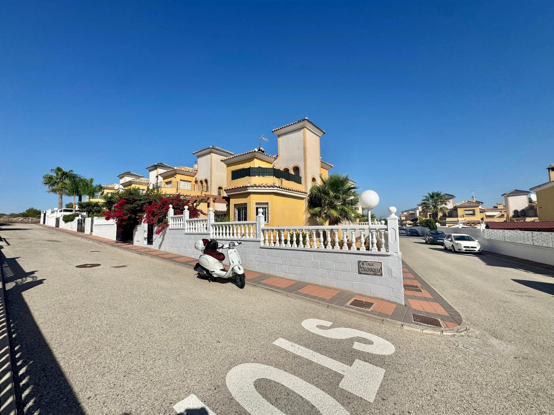 Chalet, Independiente, 103 m2, 3 dormitorios, 1 baños, 1 garajes, Buen estado, planta 0, 1 terrazas, Nococina Americana, amueblado, piscina comunitaria, Chalet Independiente en Lo Crispín, Algorfa Confort Mediterráneo a Tu Alcance Presentamos este chalet independiente listo para entrar a vivir, ubicado en la codiciada urbanización Lo Crispín (Algorfa), por 259.900 €. Una propiedad que combina comodidad, estilo de vida y una ubicación estratégica.Con 103 m² construidos, esta vivienda ofrece 3 amplios dormitorios 2 baños completos Cocina americana perfectamente integrada Jardín privado ideal para disfrutar en familia Solárium privado con vistas despejadas Acceso a piscina comunitaria Garaje en parcela privada Año de construcción 2006 Gastos reducidos IBI 336 €/año y Comunidad 280 €/año Ubicación PrivilegiadaLo Crispín, dentro de Algorfa, es sinónimo de tranquilidad y calidad de vida. Rodeado de comercios, restaurantes, bares, farmacias y supermercados, esta zona ofrece todo lo necesario para el día a día. Además, se encuentra a solo 35 minutos del Aeropuerto de Alicante, facilitando la conexión internacional. Estilo de Vida TurismoA 16 km (20 minutos) de la Playa de Guardamar del Segura A 18 km (22 minutos) de la Playa de La Mata (Torrevieja Norte) A 20 km (25 minutos) de la Playa del Cura en Torrevieja centro A solo 10 minutos de La Finca Golf Resort, uno de los campos más prestigiosos de la Costa Blanca.Muy cerca de ciudades con encanto Orihuela (15 km) con su casco histórico monumental y Elche (25 km), ciudad Patrimonio de la Humanidad. Clima mediterráneo con más de 300 días de sol al año, perfecto para disfrutar del aire libre y las terrazas todo el año. Una Inversión InteligenteEste chalet independiente es más que una casa es un estilo de vida. Ideal como residencia permanente o segunda vivienda, en una zona en constante crecimiento y alta demanda. No dejes pasar la oportunidad de vivir en el corazón de la Costa Blanca.Chalet en Algorfa ¡Tu vida mediterránea empieza aquí!