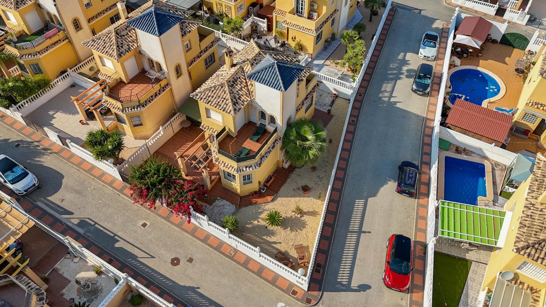 Detached Villa in Lo Crispín, Algorfa Mediterranean Comfort at Your Reach We present this detached villa, ready to move into, located in the sought-after urbanization Lo Crispín (Algorfa), for €249,900. A property that perfectly combines comfort, lifestyle, and a strategic location.With 103 m² built,300 m² plot, this home offers 3 spacious bedrooms 2 full bathrooms Fully integrated American kitchen Private garden ideal for family gatherings Private solarium with open views Access to community pool Private plot with garage Built in 2006 Low expenses IBI €336/year and Community €280/year Prime LocationLo Crispín in Algorfa is synonymous with peace and quality of life. Surrounded by shops, restaurants, bars, pharmacies, and supermarkets, everything is at your doorstep. Plus, it is only 35 minutes from Alicante Airport, ensuring excellent international connections. Lifestyle Tourism16 km (20 minutes) from Guardamar del Segura Beach 18 km (22 minutes) from La Mata Beach (North Torrevieja) 20 km (25 minutes) from El Cura Beach in Torrevieja center Just 10 minutes from La Finca Golf Resort, one of Costa Blancas most prestigious courses.Close to charming cities Orihuela (15 km) with its historical old town and Elche (25 km), a UNESCO World Heritage City. With more than 300 days of sunshine per year, the Mediterranean climate makes outdoor living enjoyable all year long. A Smart InvestmentThis detached villa is more than a home its a lifestyle. Perfect as a permanent residence or holiday home, in a growing and highly demanded area. Dont miss this opportunity to live in the heart of the Costa Blanca.Villa in Algorfa Your Mediterranean life starts here!