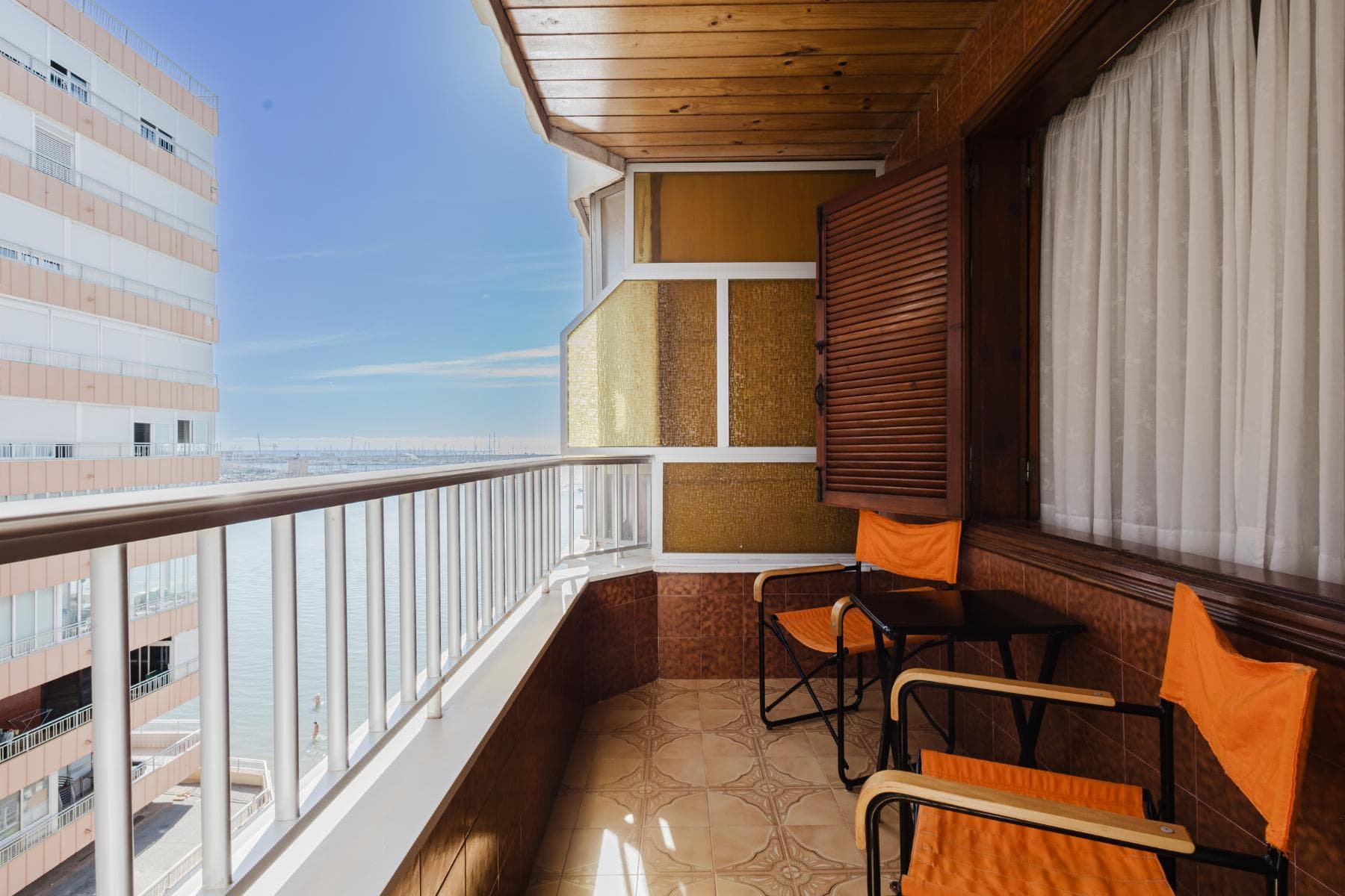 Discover this charming fifth-floor apartment, ready to move in, located in the heart of Torrevieja. Priced at €249,000, this property combines comfort, location, and Mediterranean lifestyle. Built in 1980, it features a solarium perfect for enjoying the sun and side sea views that will captivate you every day.Located near supermarkets, pharmacies, restaurants, bars, and shopping centers, and close to Alicante Airport (approx. 45 km) and famous tourist attractions like Torrevieja Salt Lakes and La Mata Natural Park. Enjoy Blue Flag beaches Playa del Cura (1 km), Playa de Los Locos (2 km), Playa de La Mata (5 km). Torrevieja enjoys a Mediterranean climate with over 300 days of sunshine and an enviable quality of life.Main features of the propertyIndependent kitchenPrivate solariumSide sea viewsCommunity poolPrivate beach accessNortheast orientationIBI €310 / Community €430Built in 1980Ready to move inTorrevieja offers marina walks, nautical activities, Mediterranean cuisine, and cultural events all year round. Nearby cities Alicante (45 km), Cartagena (80 km), Murcia (70 km). Dont miss the opportunity to live where others only vacation.