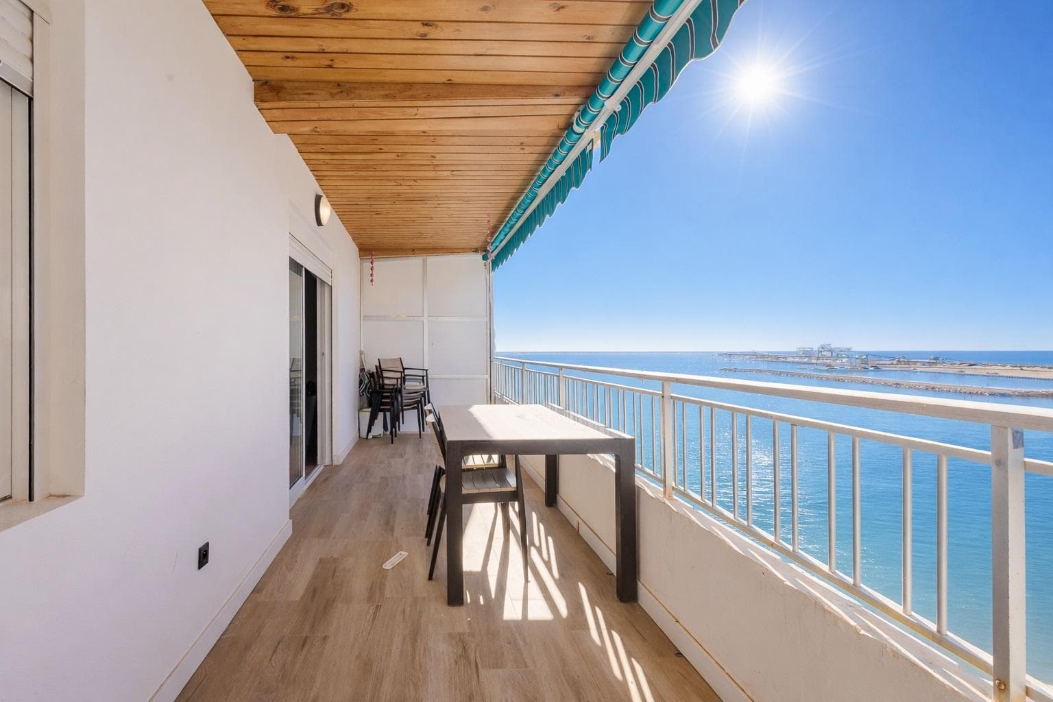 We present this magnificent, fully renovated apartment, located on the 4th exterior floor with lift. With 94 m² of built area and south-facing orientation, the apartment enjoys abundant natural light and beautiful sea views. It also features a 20 m² terrace, perfect for enjoying the climate and the scenery.Price €289,000Location Torrevieja, beachfront (first line of the beach)Layout includes3 bedrooms (2 with double beds, 1 with bunk bed)2 modern full bathrooms plus an additional guest toiletBright living-dining room with direct access to the terraceBrand-new fully equipped kitchen with oven, microwave, dishwasher, electric hob, and large fridge-freezerBuilt-in wardrobes in all bedroomsMain featuresAir conditioning for year-round comfortCommunal swimming pool (open from June to October)Nearby amenities supermarket, shops, and a wide variety of restaurants just a few steps away4th exterior floor with direct sea views20 m² terrace to enjoy outdoor livingIBI..............................415.-€COMUNIDAD............117´5.-€ TRIMESTRALES.The apartment is in excellent condition, ready to move into. It is also located just 40 minutes by car from Alicante Airport.A unique opportunity to enjoy the sun, the beach, and tranquillity in a prime location in Torrevieja. Ideal as a permanent residence, second home, or holiday rental investment.