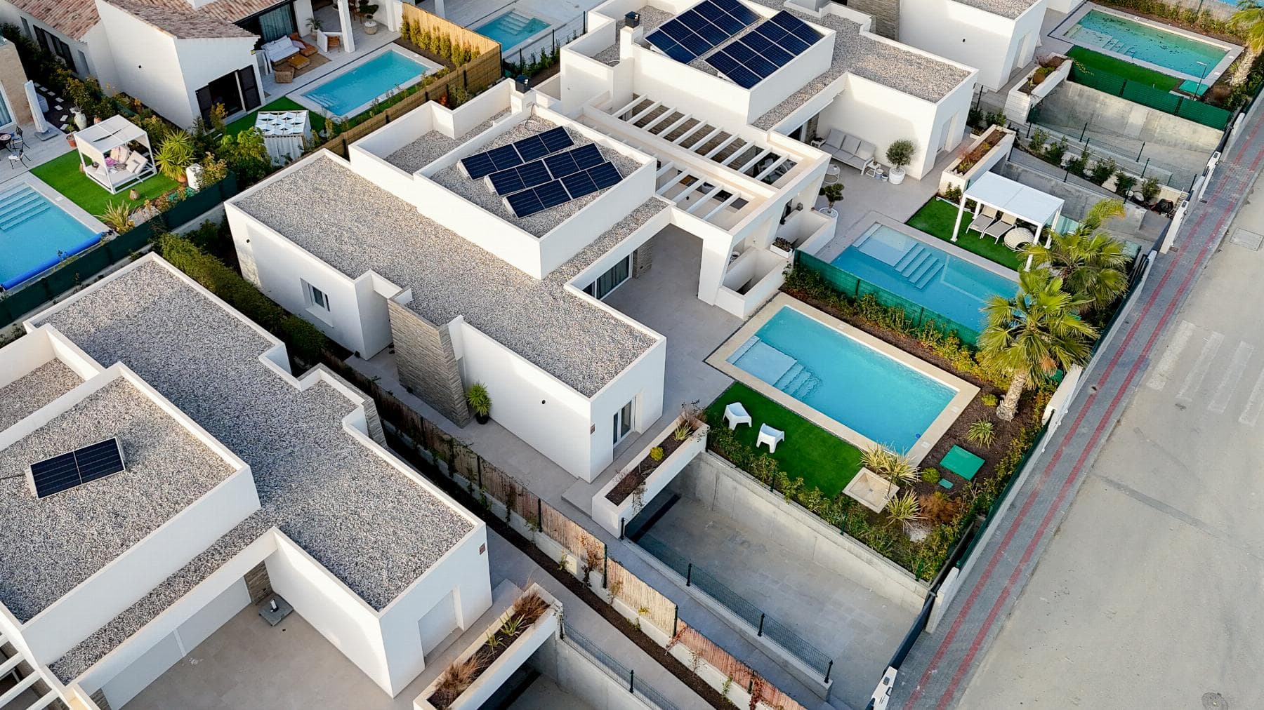 Vive el lujo en esta villa con piscina privada en La Finca Golf Resort, AlgorfaDescubre esta elegante villa moderna ubicada en el exclusivo Residencial Mar Egeo, dentro del prestigioso Campo de Golf de Algorfa (La Finca Golf Resort), un entorno ideal para quienes buscan tranquilidad, confort y un estilo de vida premium.Gracias a su orientación sur, la vivienda disfruta de una excelente luminosidad durante todo el día, creando espacios cálidos, amplios y acogedores. Su diseño contemporáneo ofrece una distribución funcional y abierta, perfecta para la vida familiar y el ocio.Características de la propiedad362 m² construidos sobre parcela de 480 m²4 dormitorios y 4 bañosCocina americana modernaTerraza de 31 m²Piscina privada y garajeSe entrega amueblada y equipadaUbicada dentro de La Finca Golf Resort, la propiedad ofrece acceso a un campo de golf de 18 hoyos, Club House, restaurantes, hotel 5 con spa y gimnasio, instalaciones deportivas, amplias zonas verdes y servicios cercanos como supermercados, bares y farmacias.Además, se encuentra a solo 52 km del Aeropuerto de Alicante-Elche y cerca de las playas de la Costa Blanca. Precio 770.000 € Solicita información y agenda tu visita