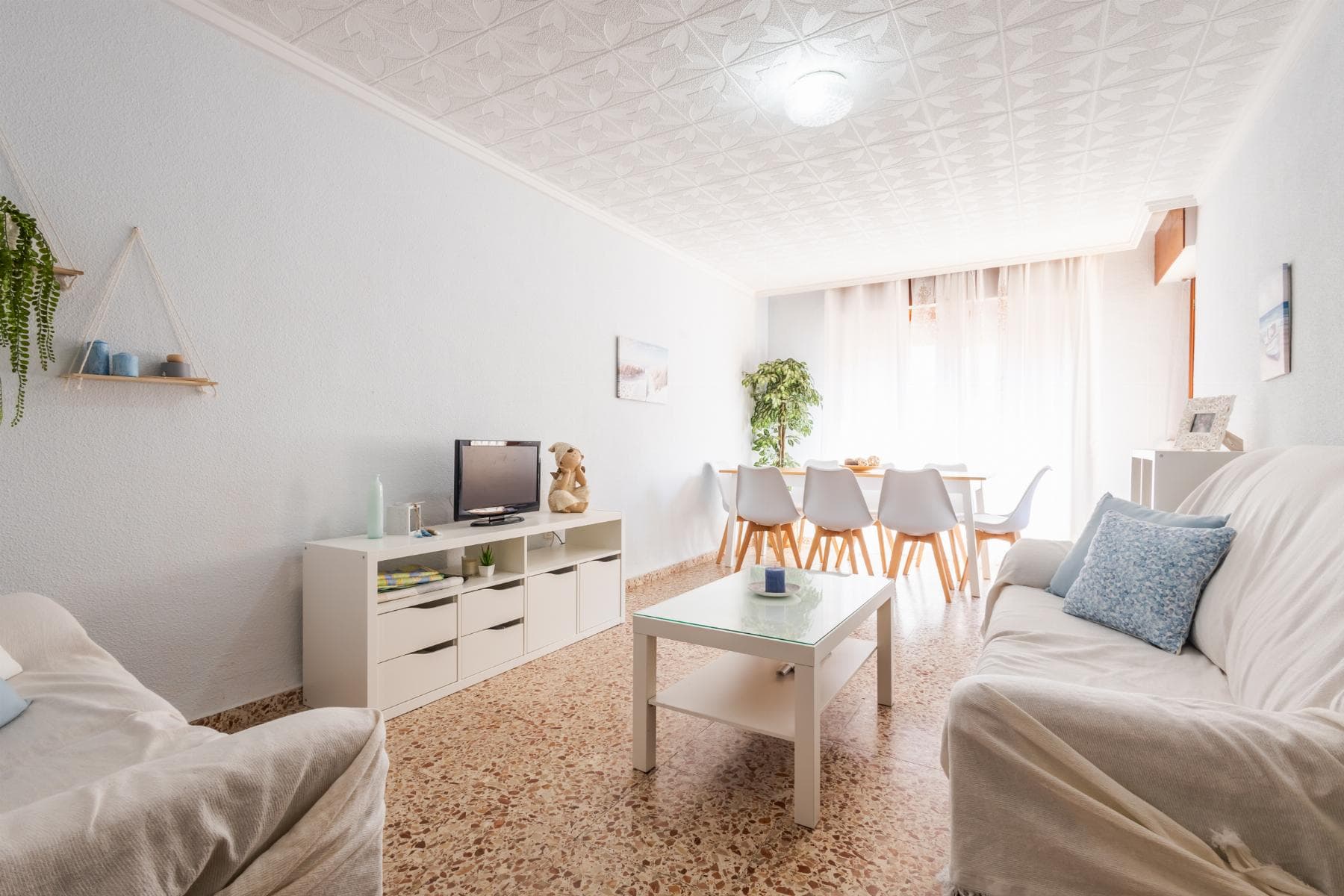 Live by the sea in Torrevieja! A 3-bedroom apartment just 250 meters from Los Náufragos and Acequión beaches, in a prime location ideal for both living and investment. Priced at €166,000, this approximately 95 m² property, built in 1981 and well maintained, offers space, comfort, and Mediterranean style.3 bright bedrooms2 full bathroomsSpacious living-dining roomPrivate 10 m² terraceModern independent kitchenFunctional laundry areaAir conditioning in 2 bedroomsSoutheast orientationOptional garage €18,000Located in an area with all amenities nearby (supermarkets, restaurants, shops), and just 10 minutes from the Marina. Alicante Airport is only 40 minutes away.Property tax (IBI) €211Community fees €124.76 quarterlyWith over 300 days of sunshine per year and close proximity to unique natural surroundings, this property offers an excellent quality of life and a great opportunity on the Costa Blanca.