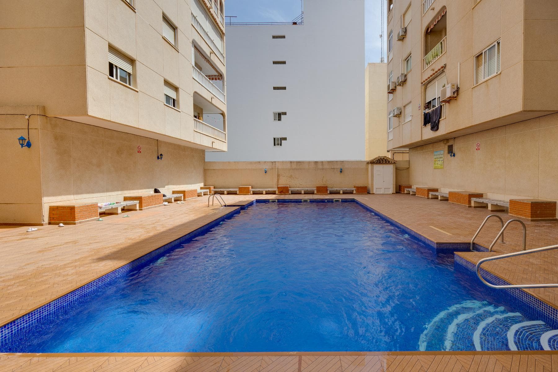 Descubre este acogedor apartamento de 50 m² en Torrevieja Playa del Acequión, una oportunidad perfecta para vivir junto al mar o invertir con visión estratégica. Su orientación sureste garantiza una excelente entrada de luz natural durante gran parte del día, creando un ambiente cálido y luminoso.Precio 109.500 €IBI 138 €Comunidad 144 € semestreCaracterísticas principales 50 m² construidos 1 dormitorio y 1 baño Terraza acristalada de 7 m² Orientación sureste Piscina comunitaria Trastero Privado Amueblado y con electrodomésticosUbicado a solo 250 metros de la playa y rodeado de bares, restaurantes, farmacias, supermercados, centros comerciales y parques, tendrás todo a pocos pasos. Además, dispone de piscina comunitaria y trastero. El aeropuerto de Alicante se encuentra aproximadamente a 45 km, facilitando conexiones nacionales e internacionales.Una propiedad funcional, luminosa y lista para disfrutar.Agenda tu visita hoy mismo y descubre tu nuevo espacio junto al Mediterráneo.