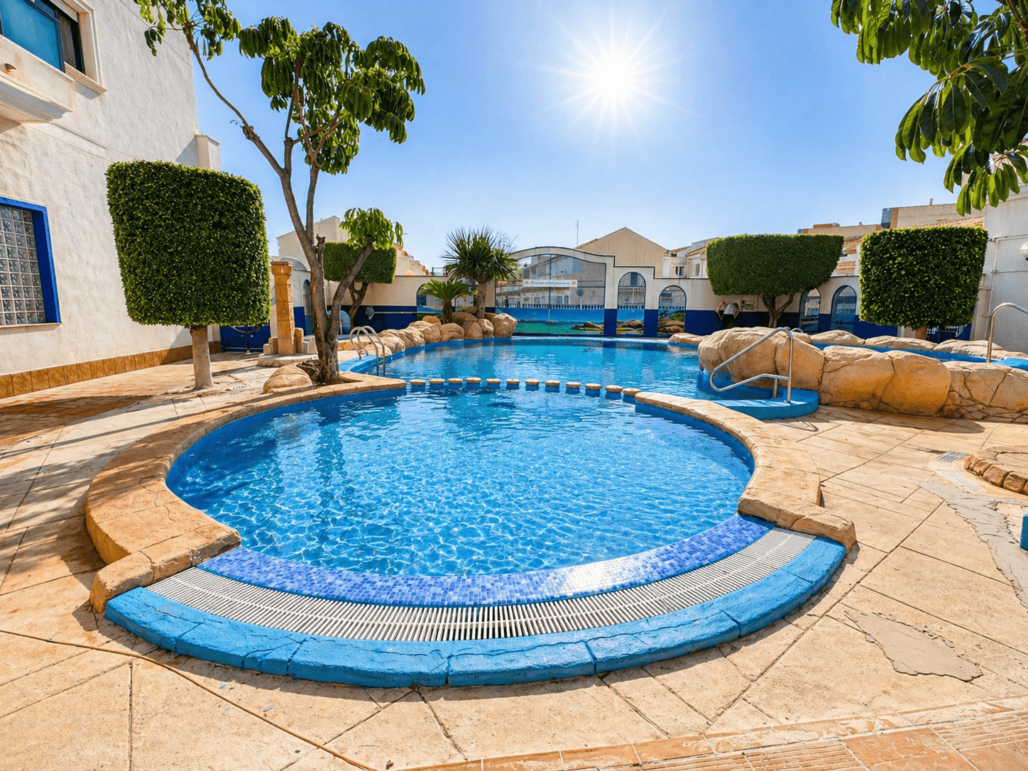 Prime Apartment in Cabo Roig Strip Tourist License, Balcony and Private ParkingDiscover this fantastic 2-bedroom, 1-bathroom tourist apartment located in the prestigious Playamarina Aparthotel in Cabo Roig, right on the main avenue, surrounded by bars, restaurants, shops, and all the leisure options that make this area one of the most sought-after destinations on the Costa Blanca.The property is situated in a secure gated complex with reception, communal swimming pool, and landscaped gardens, making it ideal both for holidays and as an investment opportunity. 2 bedrooms 1 bathroom 99 m² built Communal swimming pool Numbered underground parking space Lift Open-plan kitchen Built-in wardrobes Fully furnished terrace Northeast facing Communal gardenIn addition, it features smart WiFi air conditioning, allowing remote temperature control for greater comfort and energy efficiency. An excellent opportunity with high rental potential in a prime location in Cabo Roig.