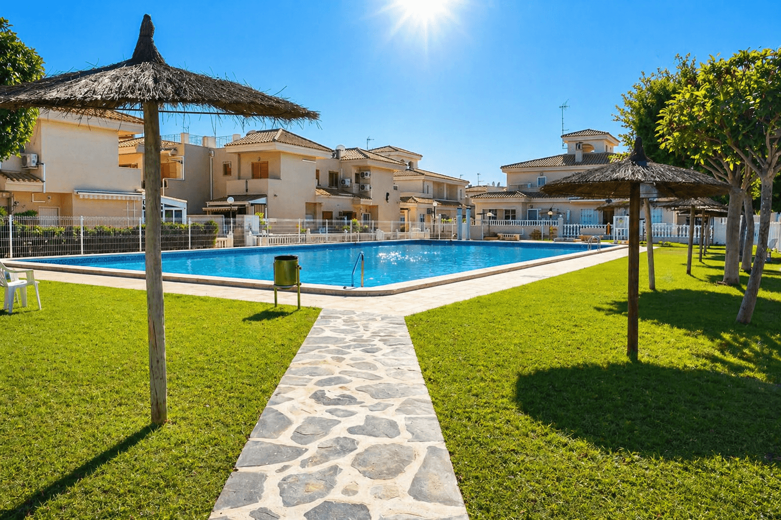 Located in Orihuela Costa, in the Playa Flamenca area, this cozy ground-floor home offers an excellent opportunity as a primary residence, a second home, or a high-yield investment for vacation or residential rentals, thanks to the high demand in the area.The home offers 65 m² of usable space and is in good condition, ready to move in.Key features Asking price €185,000 Ground-floor home 65 m² of usable space Gated community Community pool Extensive landscaped areas Large private outdoor patio Bright living-dining room with air conditioning Kitchen equipped with a breakfast bar 2 bedrooms 1 full bathroom 1 pantry room Ideal for living or investing High potential return on investment for vacation or residential rentalsCommunity fees and taxes Property tax (IBI) €119 Garbage collection €69 Community fees €91 every 6 monthsA practical, comfortable, and very well-located home, just minutes from services, shops, beaches, and recreational areas, in one of the most sought-after areas of the Southern Costa Blanca.