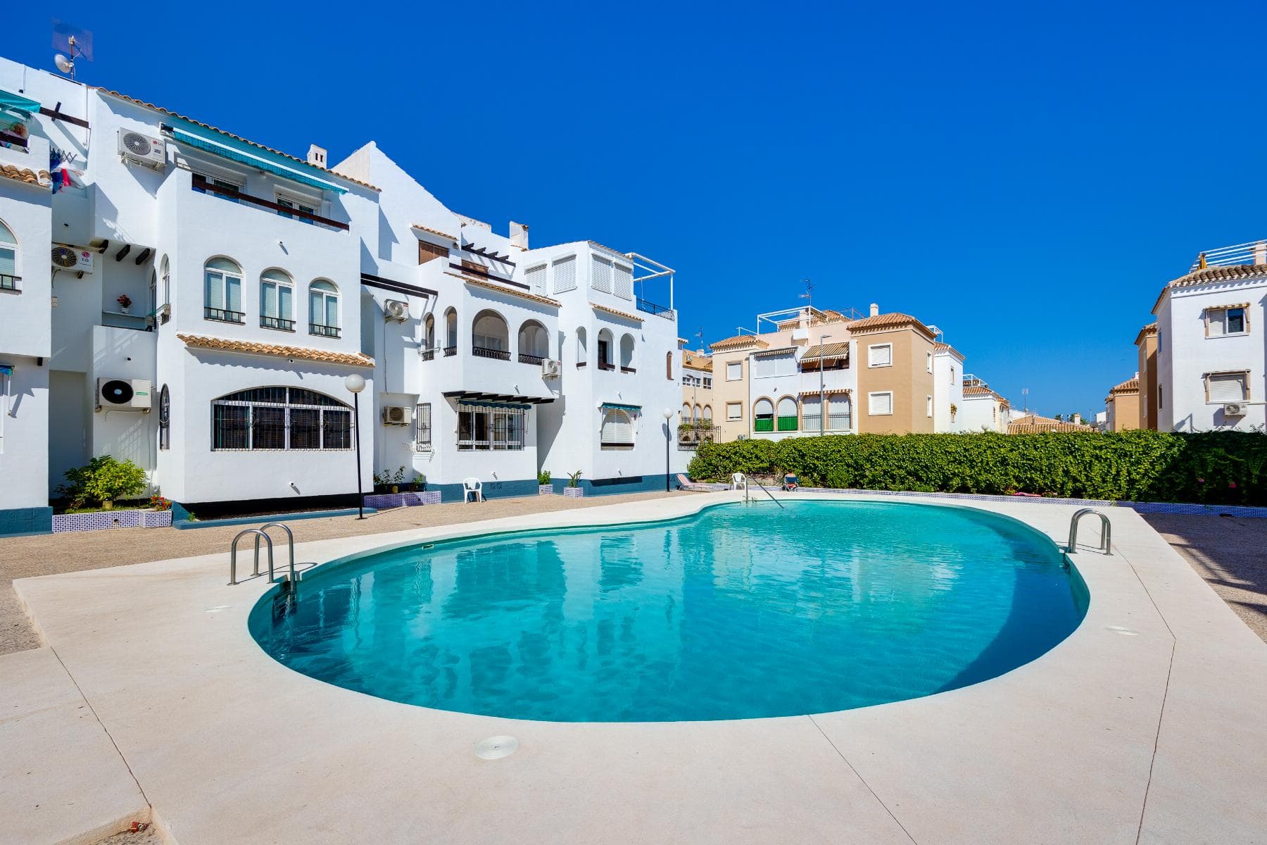Descubre este acogedor bungalow de 70 m² situado en una de las zonas más demandadas de Torrevieja, Playa de Los Náufragos. Su orientación sureste permite disfrutar de una excelente entrada de luz natural durante gran parte del día, creando espacios cálidos y agradables para vivir durante todo el año. Características principales 70 m² construidos 2 dormitorios 1 baño Cocina independiente Terraza acristalada de 10 m² Orientación sureste Piscina comunitaria Amueblado y con electrodomésticos A tan solo 350 metros de la playa Año de construcción 1990 IBI 200 €/año Comunidad 410 €/añoSu excelente ubicación permite tener a pocos minutos restaurantes, bares, supermercados, farmacias, centros comerciales, parques y todos los servicios necesarios para el día a día. Además, el Aeropuerto Internacional de Alicante se encuentra a aproximadamente 45 km, con un trayecto en coche de unos 40-45 minutos.Una oportunidad ideal tanto para residencia habitual como para disfrutar de tus vacaciones junto al mar. Solicita información o agenda tu visita hoy mismo.