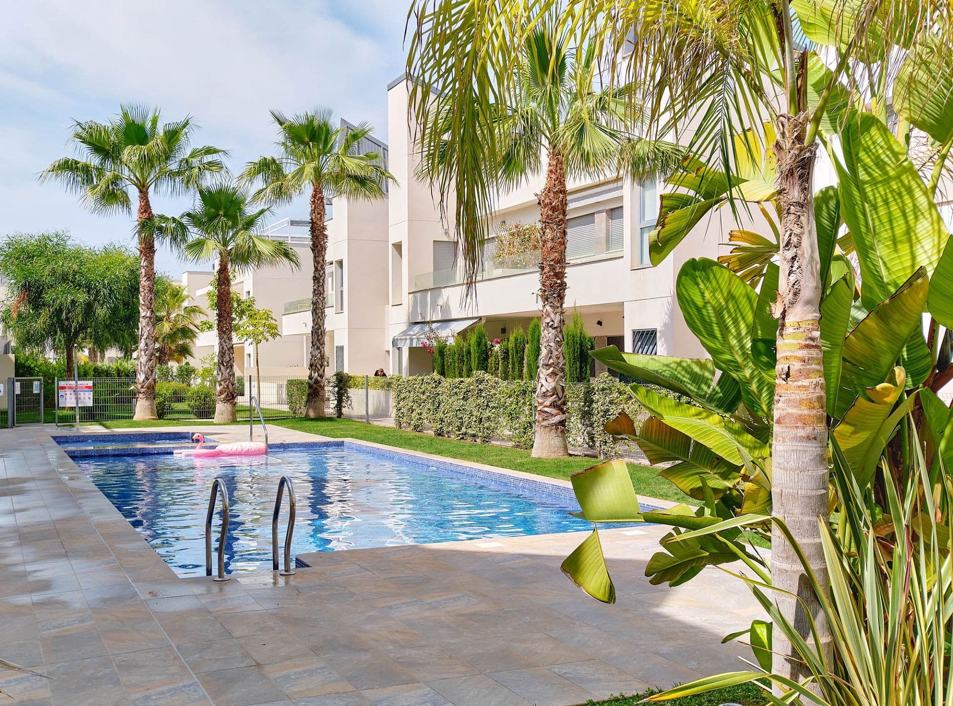 Bienvenido a este moderno apartamento en planta baja con vistas a la piscina y licencia turística.  La propiedad se vende amueblada y está en buenas condiciones. Se encuentra en el complejo cerrado de Villa Amalia I, en la codiciada zona de La Veleta, Torrevieja. A tan solo 250m del mar.Aparcamiento subterráneo está incluido, así como aire acondicionado por conductos (frío, calor), calefacción por suelo radiante en los baños, muebles y electrodomésticos. Las zonas comunes incluyen dos piscinas de verano y una piscina climatizada y un gimnasio. La vivienda está diseñada para ofrecer la mejor calidad de vida y cumplir con la eficiencia económica y medioambiental. Llave en mano, sólo para entrar a vivir.La inmejorable ubicación ofrece el equilibrio perfecto entre serenidad y comodidad. Un corto paseo de cinco minutos le llevará a la prístina playa de La Veleta, mientras que la renombrada playa de bandera azul de Los Náufragos está a sólo 15 minutos. Muy cerca encontrará supermercados, hospitales y el animado centro de Torrevieja, donde le espera una gran variedad de opciones de ocio, instalaciones deportivas, bares y restaurantes.Además, con fácil acceso a la carretera nacional N-332 y la red de transporte público, todos los encantos de la comarca de la Vega Baja están a su alcance. A sólo 10 minutos en coche se encuentran los centros comerciales de Habaneras y La Zenia Boulevard, mientras que los famosos campos de golf de Campoamor, Villamartín y Las Colinas están a sólo 20 minutos. Convenientemente situado a 40 minutos en coche del Aeropuerto de Alicante.