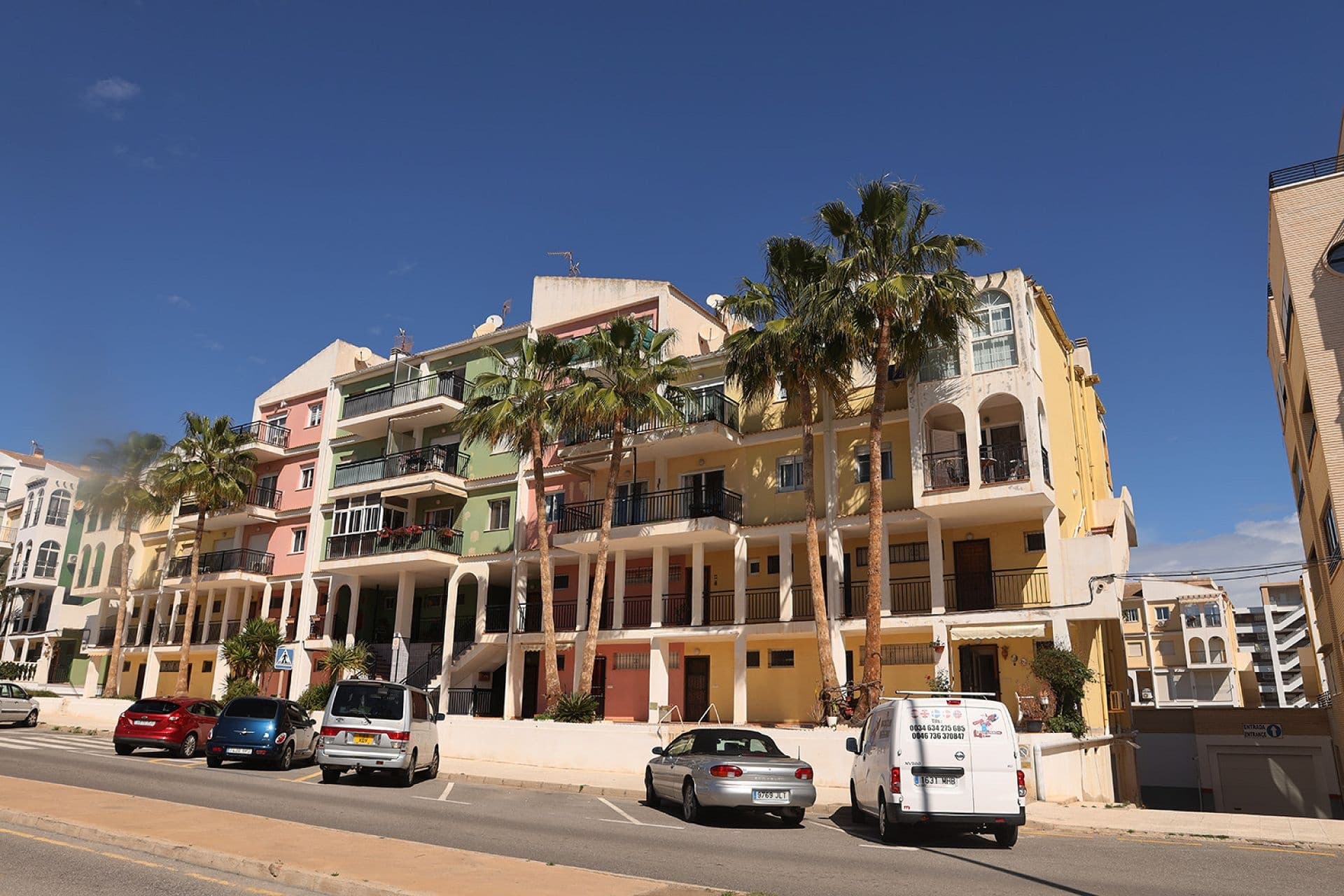 No pierda la oportunidad de poseer este espacioso apartamento de 1 dormitorio en Eliseos Playa en la codiciada zona de La Veleta. Justo al lado del mar.La propiedad de 42 metros cuadrados se encuentra en el segundo piso. Dispone de ascensor.Al entrar, encontrará un pasillo, con un cuarto de baño de buen tamaño directamente a la derecha. A continuación, se encuentra el salón y la cocina.El apartamento cuenta con un dormitorio doble con armario empotrado.El diseño de planta abierta de la cocina y el salón es perfecto para entretener a los invitados o pasar tiempo con la familia. La cocina actual ofrece mucho espacio de almacenamiento e incluye una lavadora. Desde la cocina se accede a la terraza acristalada con vistas parciales al mar.La propiedad se vende sin muebles (se puede negociar). La cocina está en estándar usado y puede beneficiarse de una actualización.La propiedad está situada en una zona tranquila a unos 80 metros del mar, con fantásticas rutas de senderismo a lo largo de la costa. Usted puede pasear hasta el centro de Torrevieja o hacia el sur hacia Punta Prima, Playa Flamenca y La Zenia. Hay excelentes conexiones de autobús con el centro de Torrevieja. Aparcamiento gratuito en la calle.La playa grande más cercana es Playa Naufragos y varios lugares para nadar están muy cerca de la propiedad. También hay un hermoso jardín de palmeras cerca donde se puede tomar el sol, leer un libro o hacer un picnic entre baños.Los impuestos y tasas no están incluidos en el precio de la propiedad.