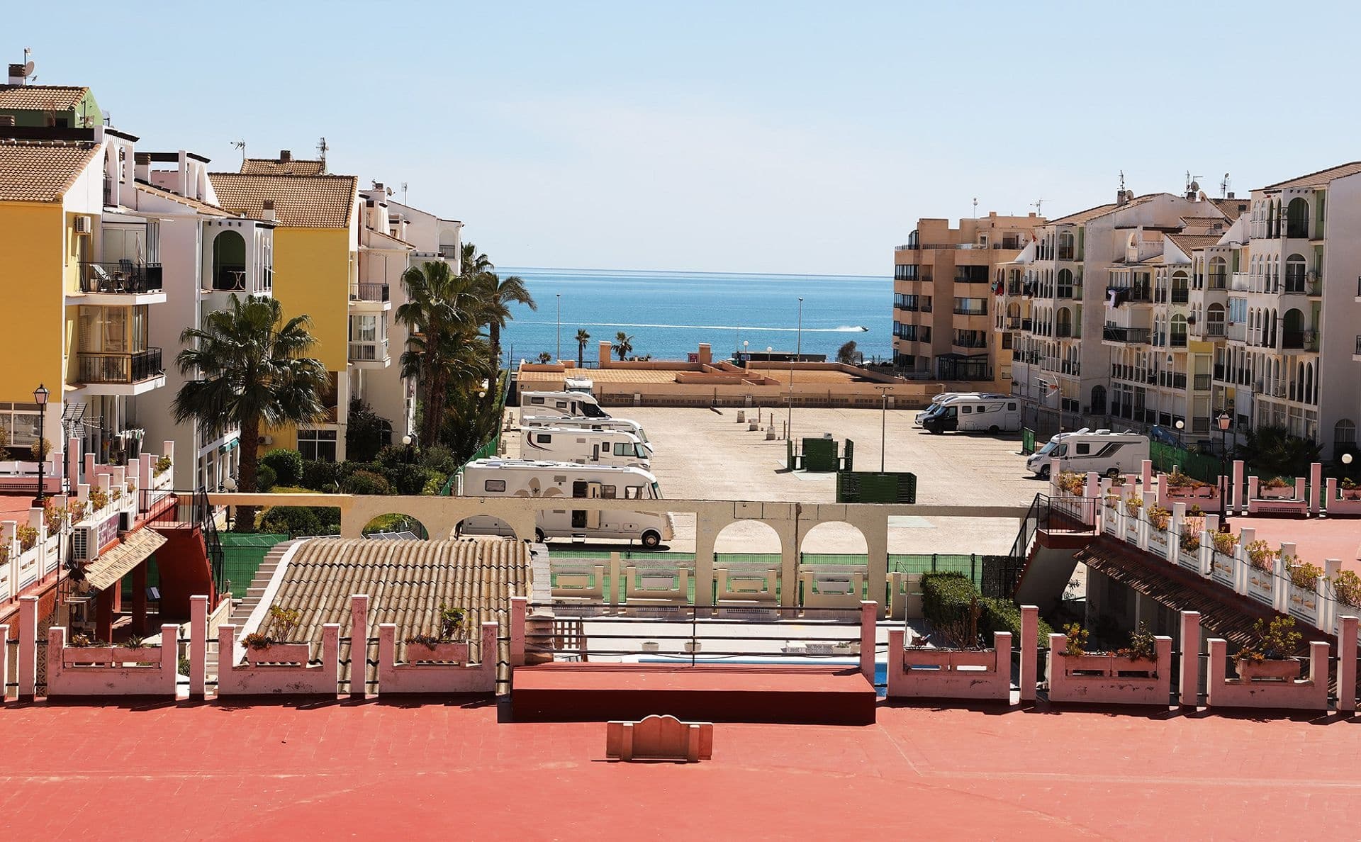 ¡Una joya en venta! Estudio con dormitorio independiente y AC se vende amueblado. Cocina americana y salón. La cocina está totalmente equipada con nevera/congelador, vitrocerámica, horno y microondas. La terraza tiene espacio para sofá y zona de estar, así como toldo y vistas al mar. Amplio cuarto de baño con lavadora y calentador de agua.El apartamento tiene vistas al mar que se encuentra a unos 300 metros con bonitos paseos y pequeñas calas a lo largo de la costa.Restaurantes, bares, supermercado y parada de autobús están cerca. A poca distancia de la ciudad de Torrevieja y playa Naufragos. Ascensor disponible. Aparcamiento gratuito en las calles de la zona. LICENCIA TURÍSTICA disponible. Muy buen potencial de alquiler. 